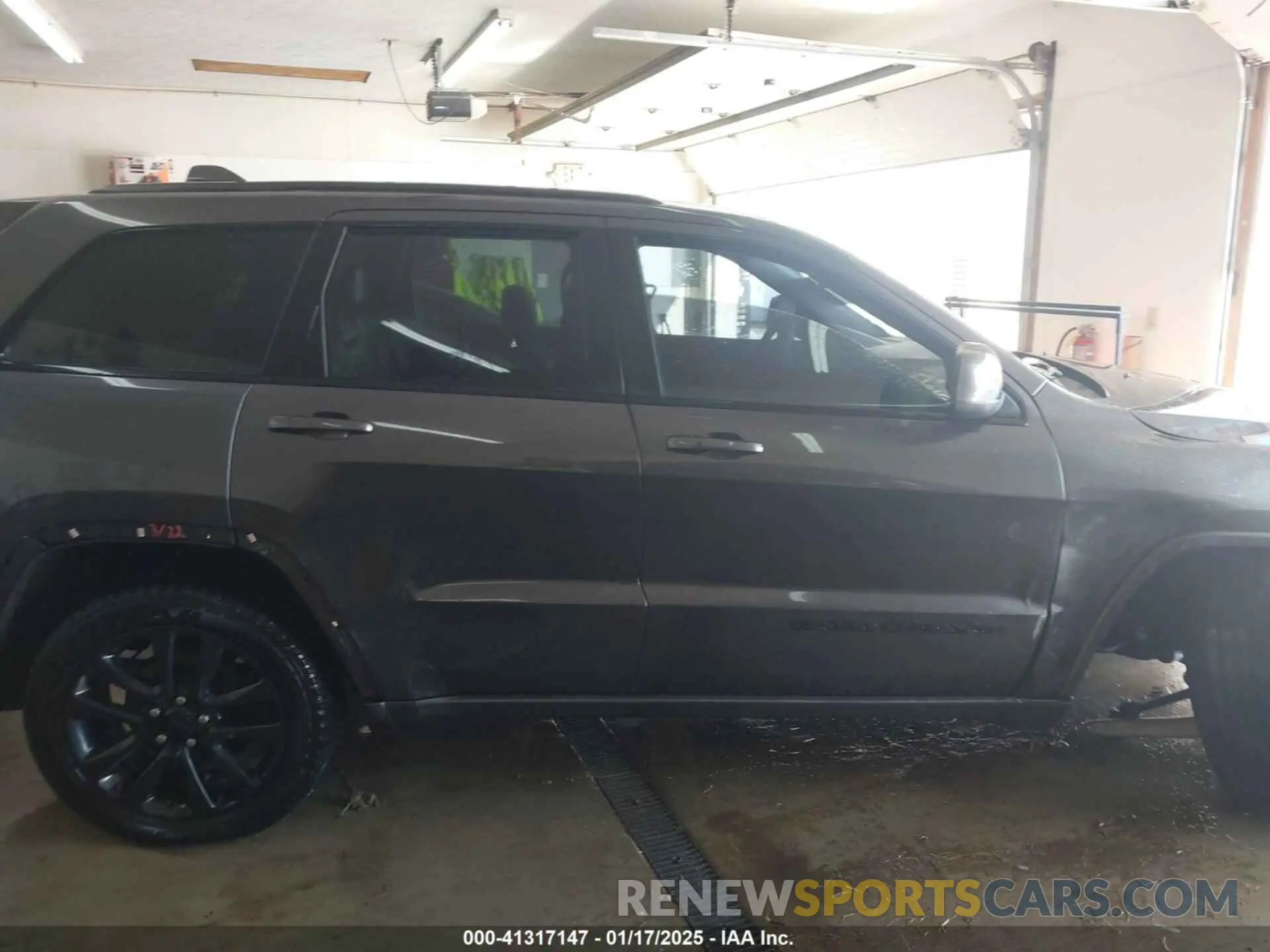 13 Photograph of a damaged car 1C4RJFAG5KC786429 JEEP GRAND CHEROKEE 2019