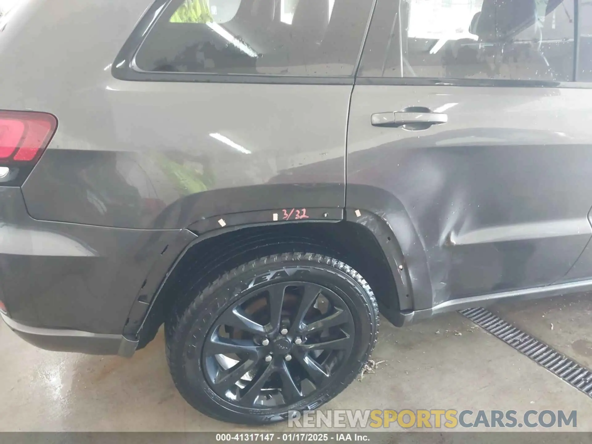 17 Photograph of a damaged car 1C4RJFAG5KC786429 JEEP GRAND CHEROKEE 2019