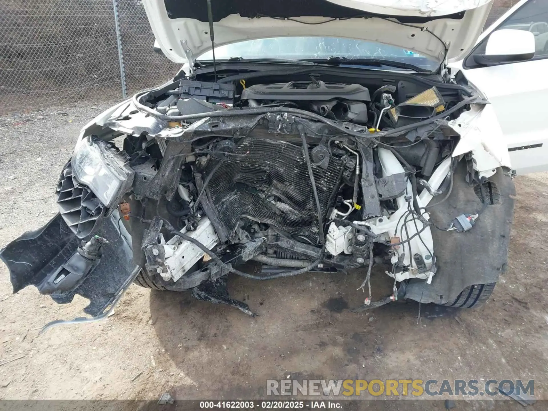 17 Photograph of a damaged car 1C4RJFAG5KC831675 JEEP GRAND CHEROKEE 2019
