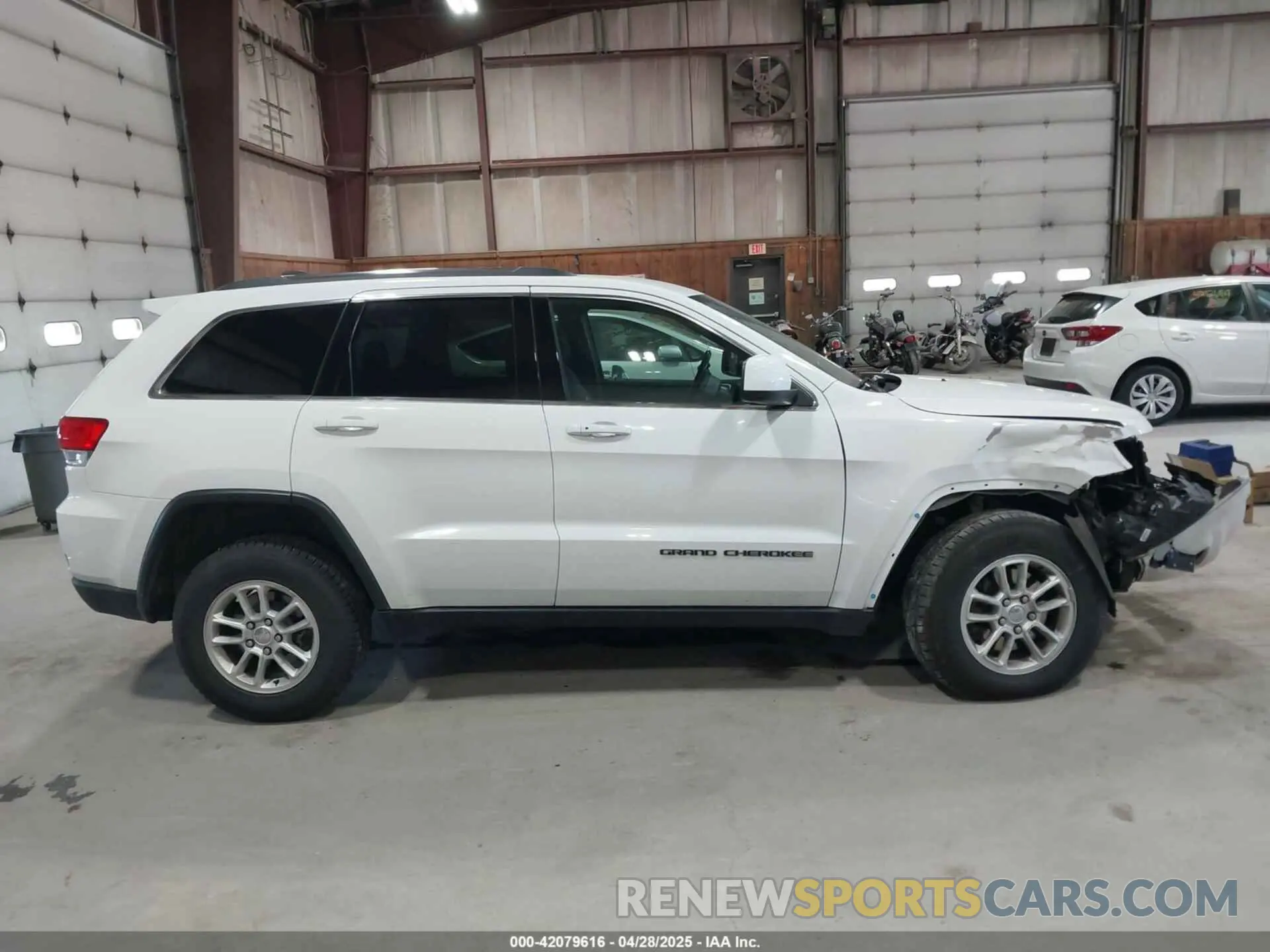 13 Photograph of a damaged car 1C4RJFAG5KC834317 JEEP GRAND CHEROKEE 2019
