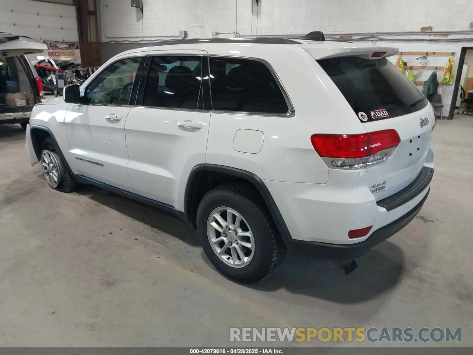 3 Photograph of a damaged car 1C4RJFAG5KC834317 JEEP GRAND CHEROKEE 2019