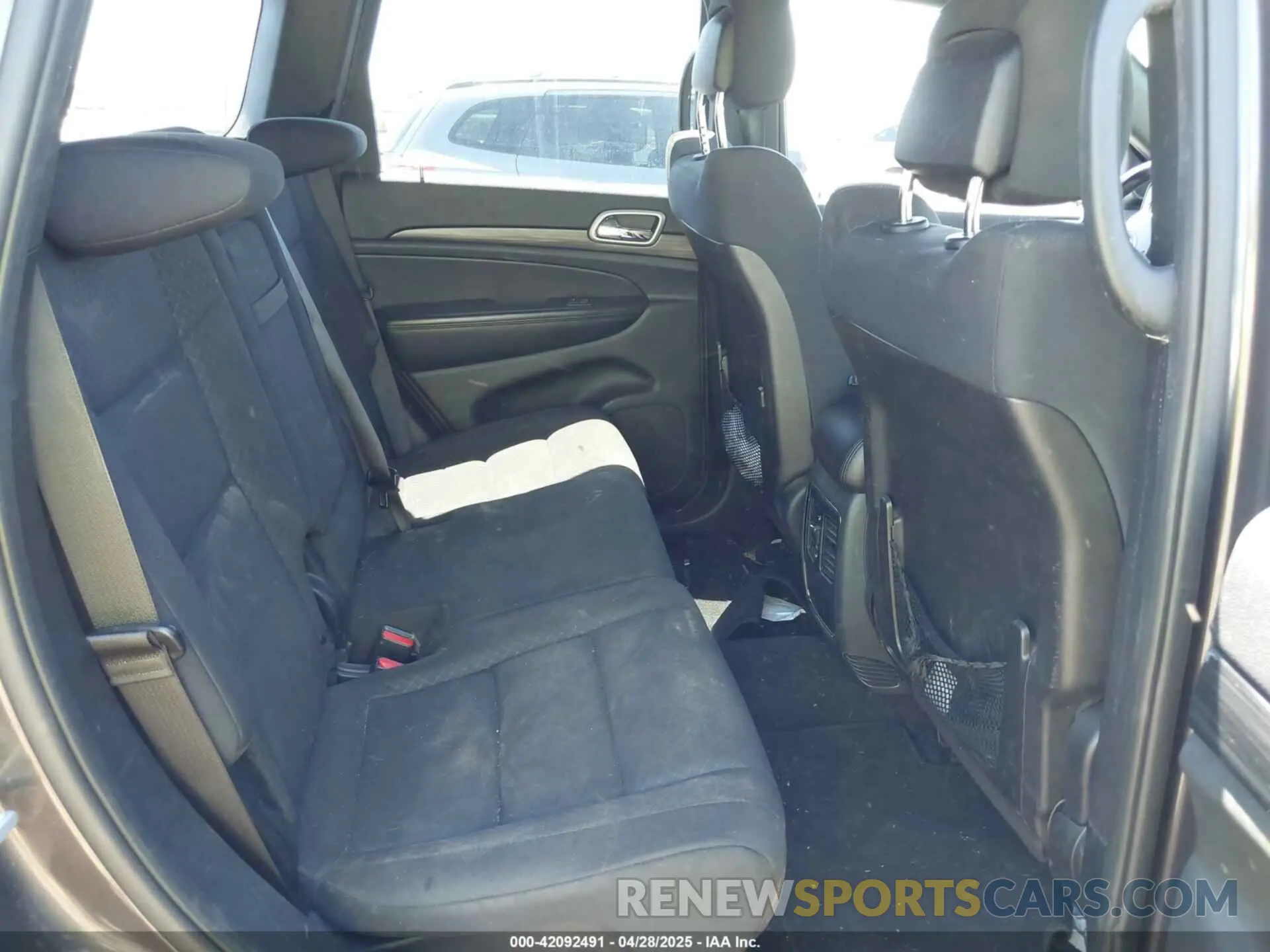 8 Photograph of a damaged car 1C4RJFAG5KC849481 JEEP GRAND CHEROKEE 2019