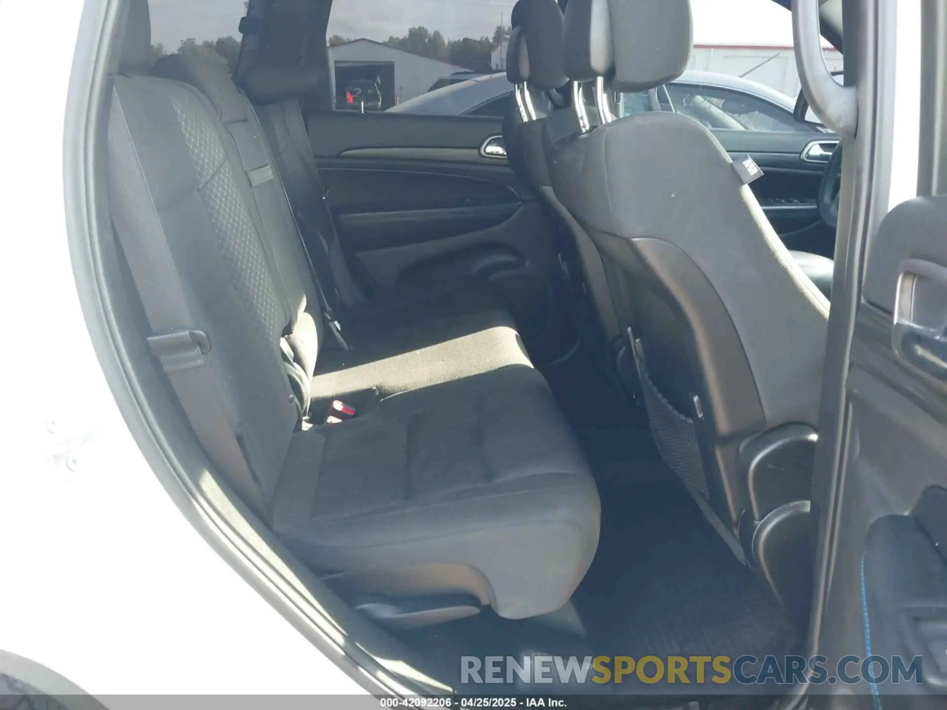 8 Photograph of a damaged car 1C4RJFAG6KC538075 JEEP GRAND CHEROKEE 2019