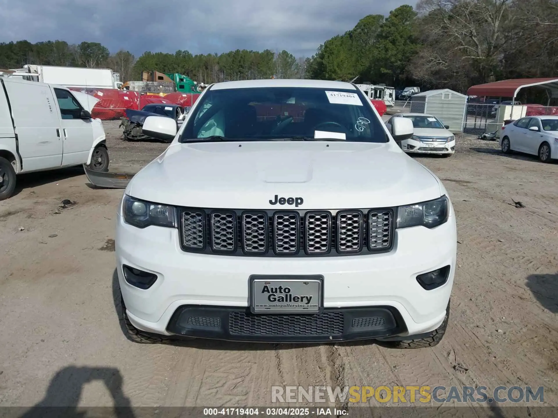 12 Photograph of a damaged car 1C4RJFAG6KC696190 JEEP GRAND CHEROKEE 2019