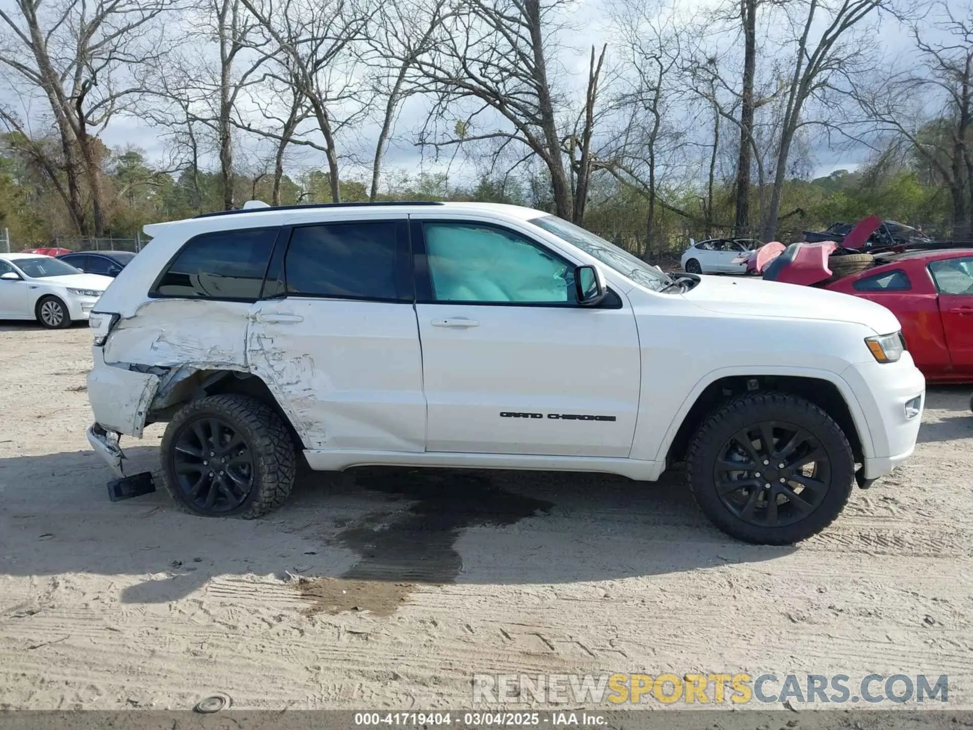 13 Photograph of a damaged car 1C4RJFAG6KC696190 JEEP GRAND CHEROKEE 2019