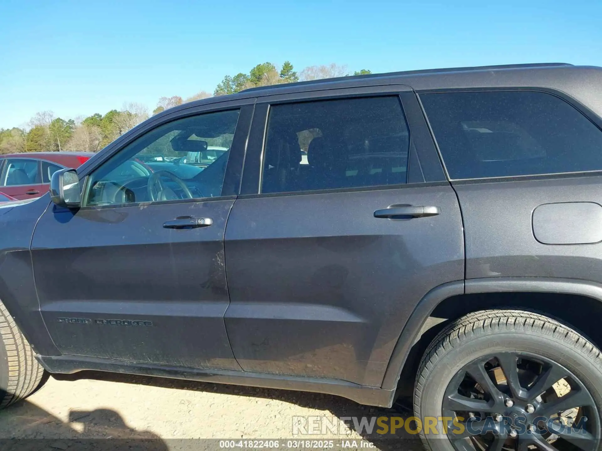 14 Photograph of a damaged car 1C4RJFAG6KC696710 JEEP GRAND CHEROKEE 2019