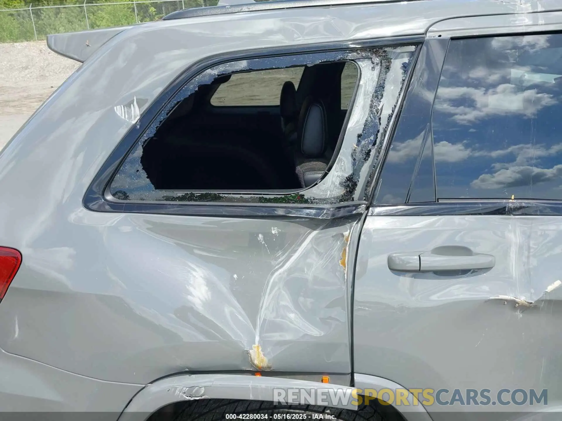 19 Photograph of a damaged car 1C4RJFAG6KC845486 JEEP GRAND CHEROKEE 2019
