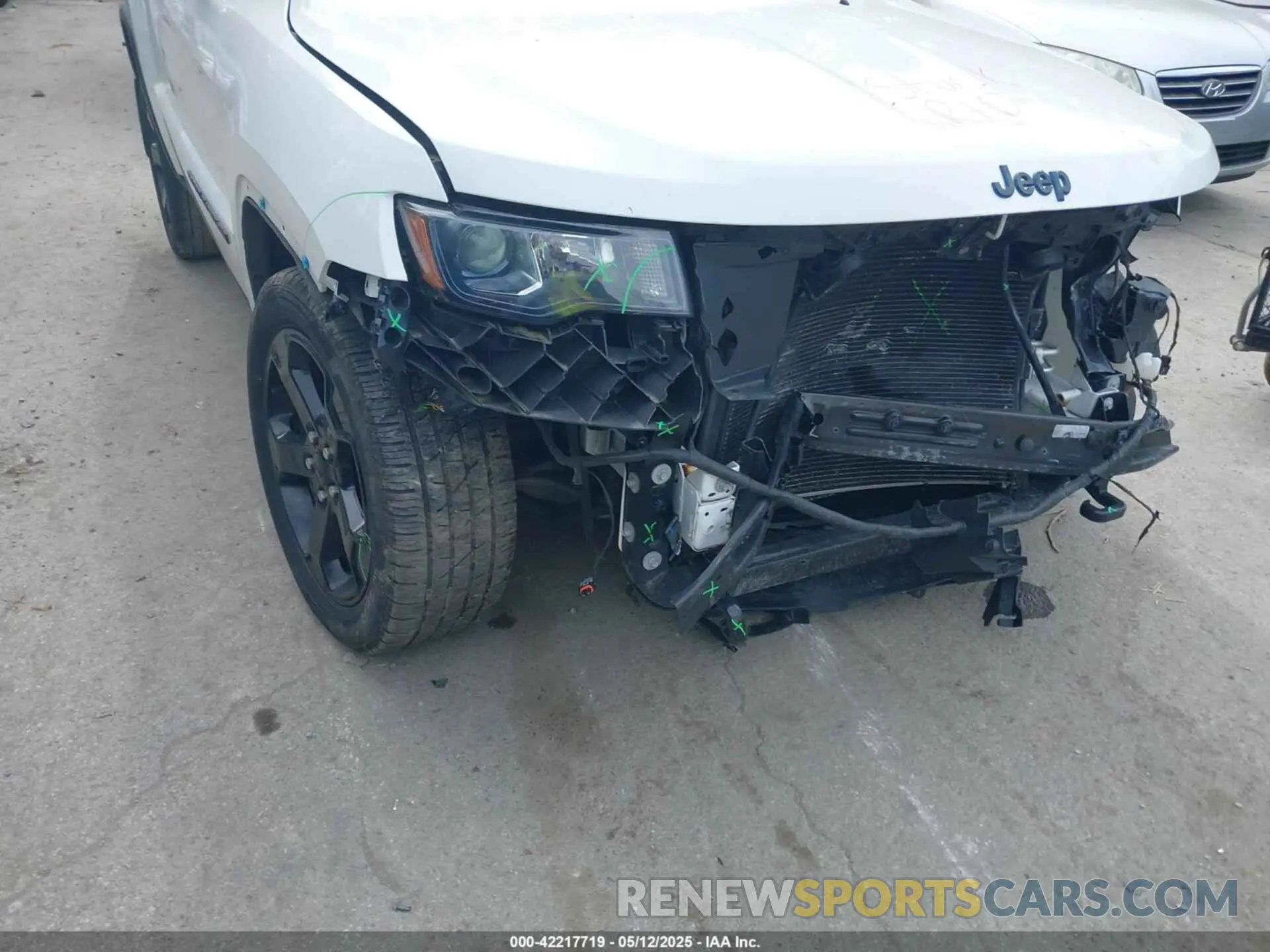 18 Photograph of a damaged car 1C4RJFAG8KC541396 JEEP GRAND CHEROKEE 2019