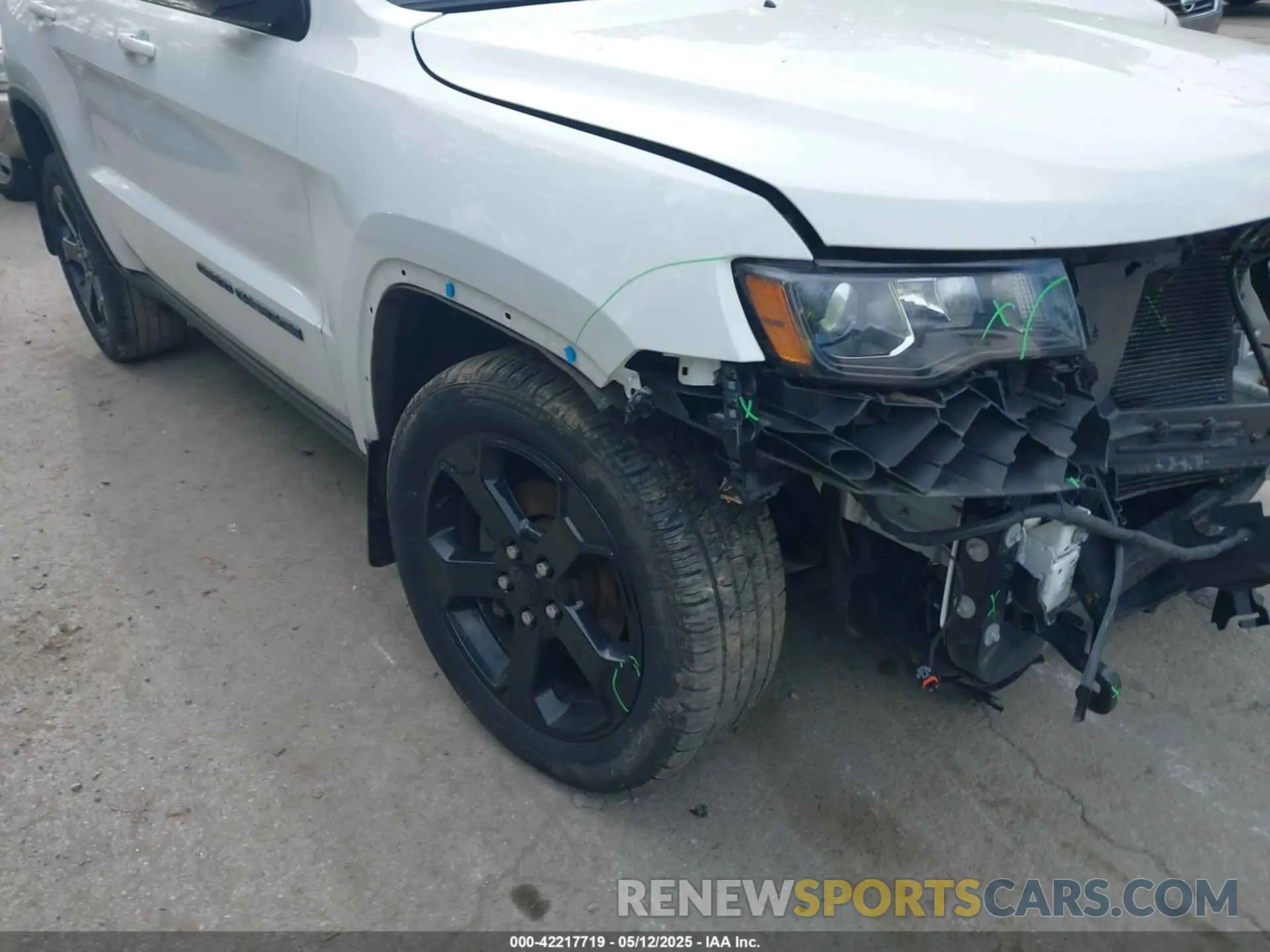 19 Photograph of a damaged car 1C4RJFAG8KC541396 JEEP GRAND CHEROKEE 2019
