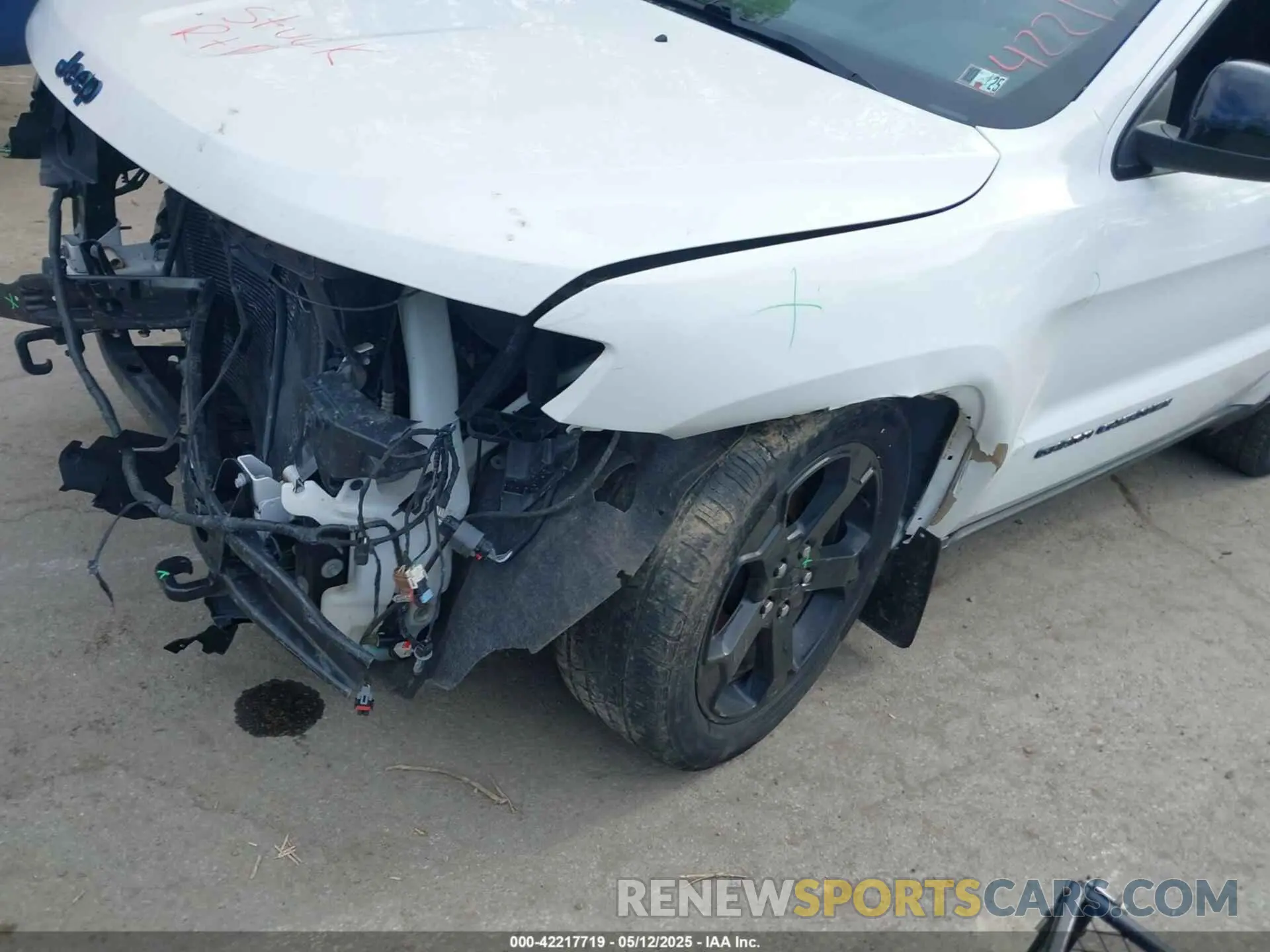 22 Photograph of a damaged car 1C4RJFAG8KC541396 JEEP GRAND CHEROKEE 2019