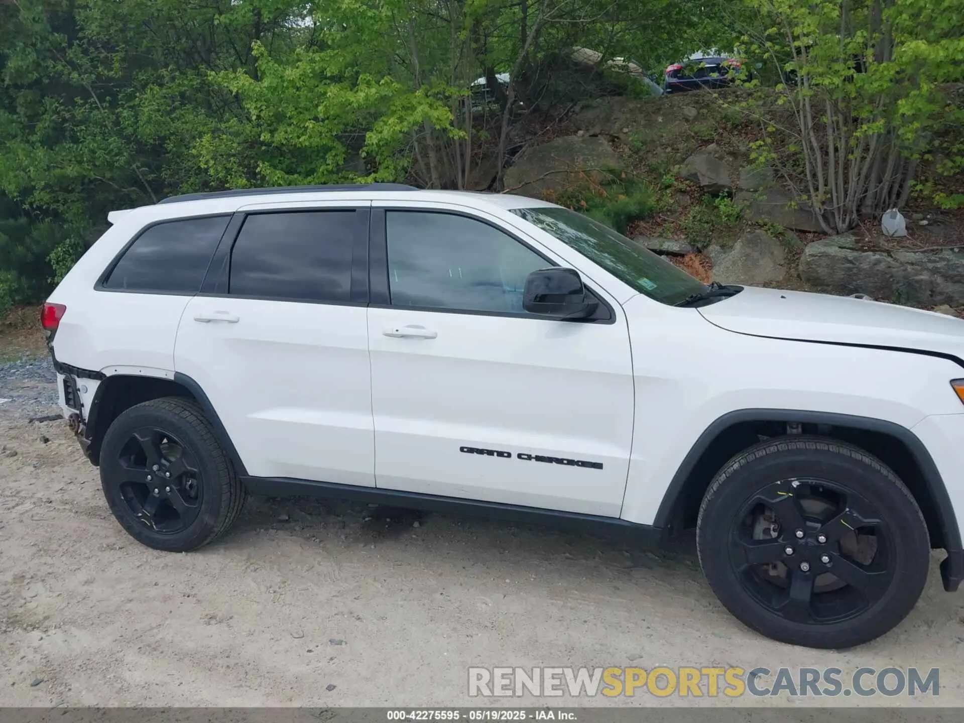 14 Photograph of a damaged car 1C4RJFAG8KC620471 JEEP GRAND CHEROKEE 2019