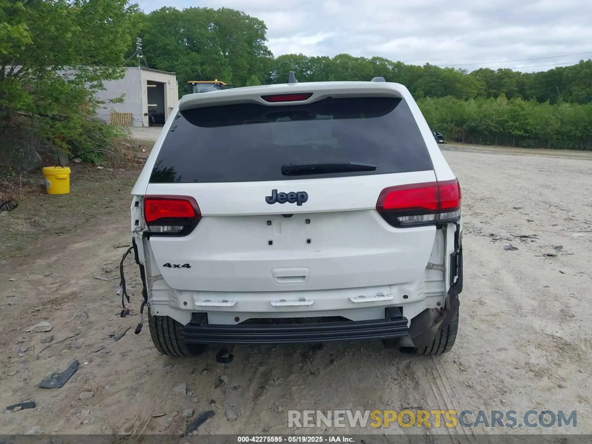 17 Photograph of a damaged car 1C4RJFAG8KC620471 JEEP GRAND CHEROKEE 2019