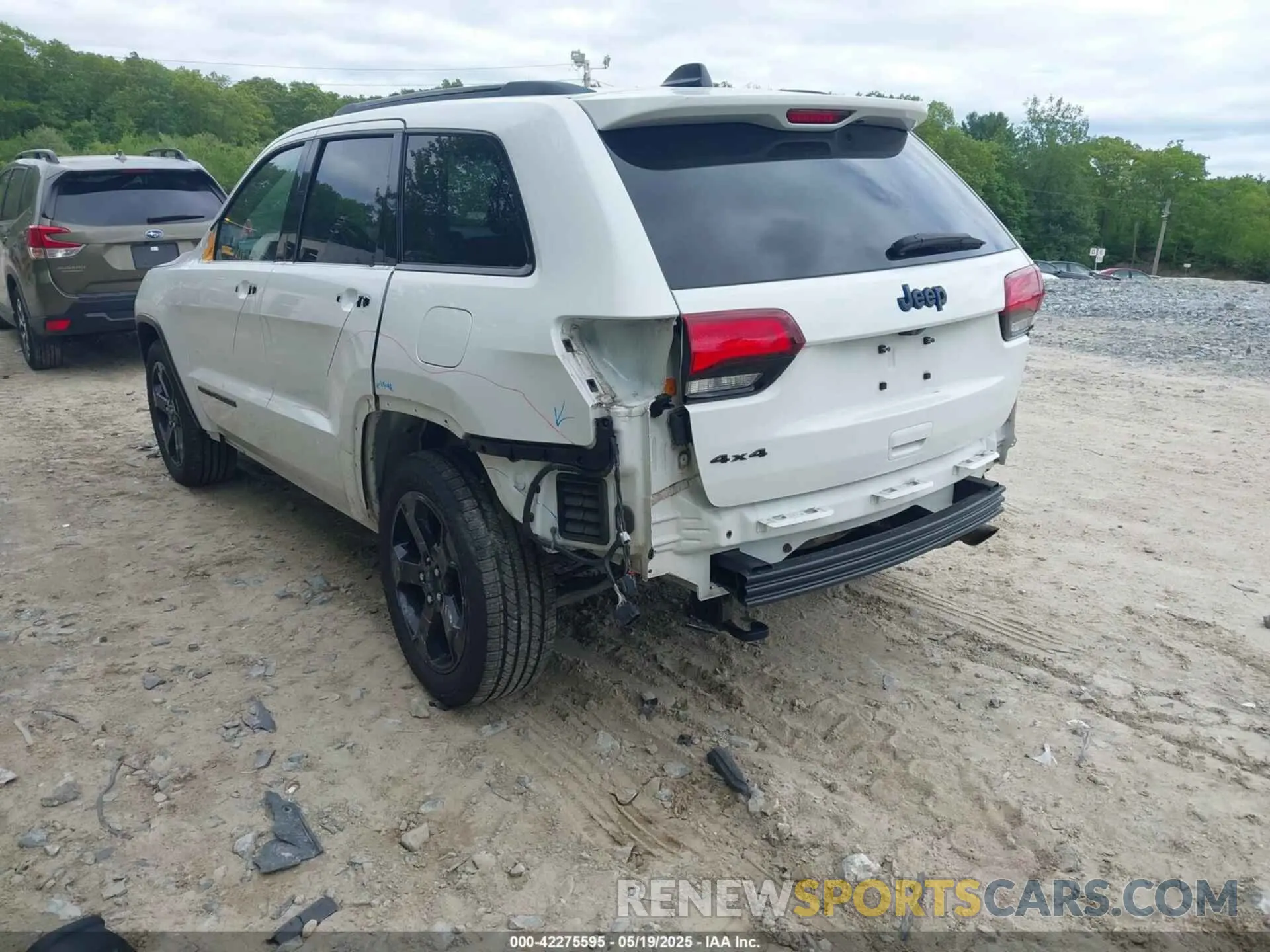 3 Photograph of a damaged car 1C4RJFAG8KC620471 JEEP GRAND CHEROKEE 2019