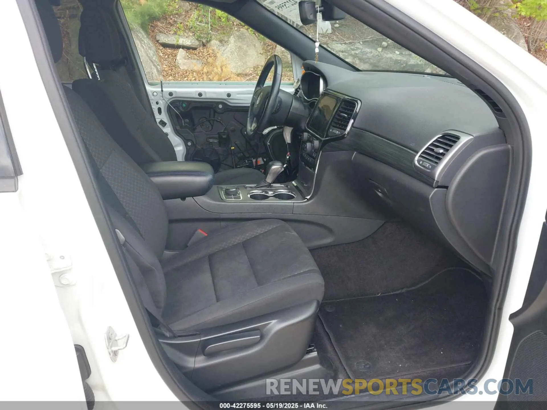 5 Photograph of a damaged car 1C4RJFAG8KC620471 JEEP GRAND CHEROKEE 2019