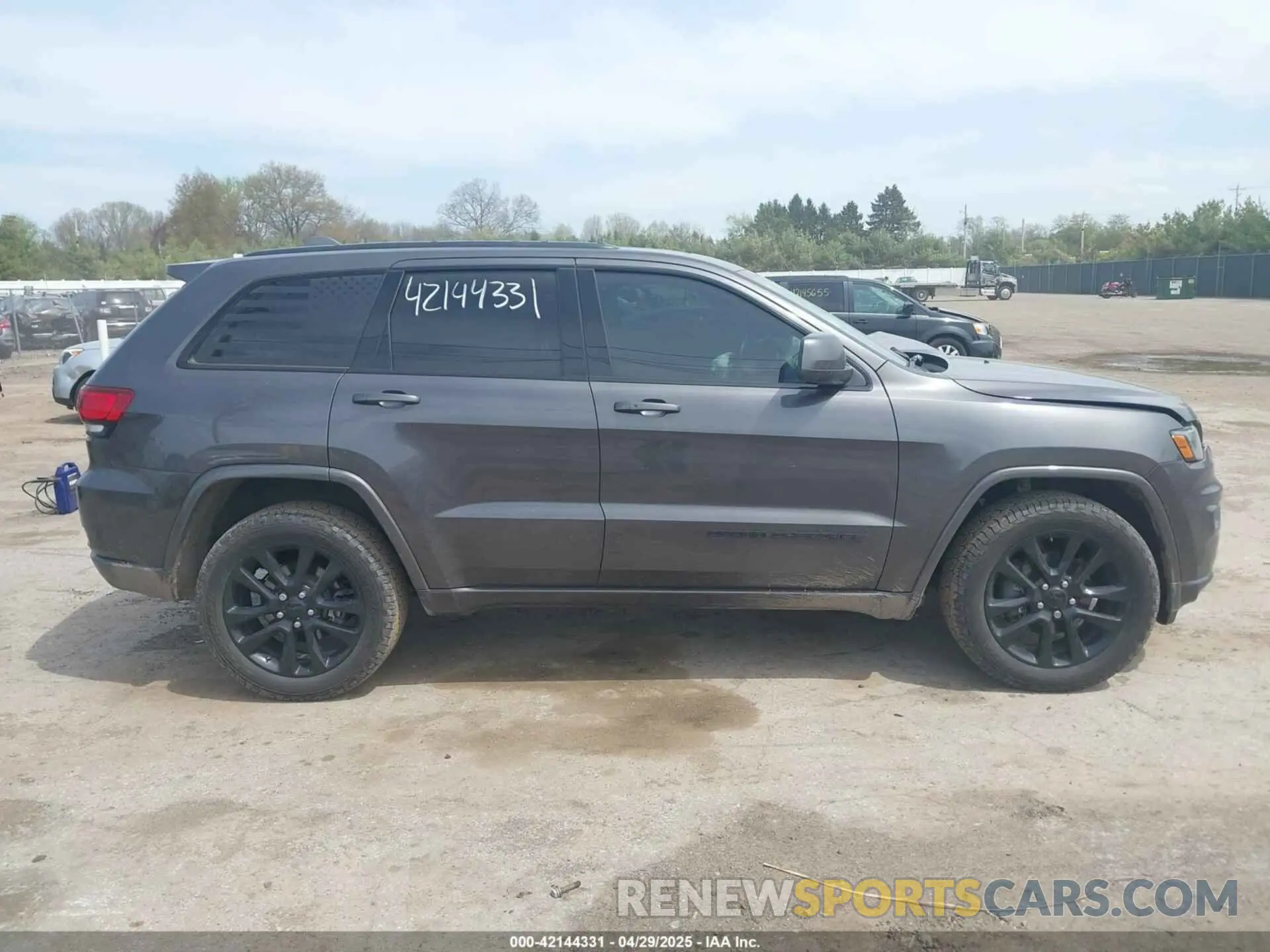13 Photograph of a damaged car 1C4RJFAG8KC666043 JEEP GRAND CHEROKEE 2019