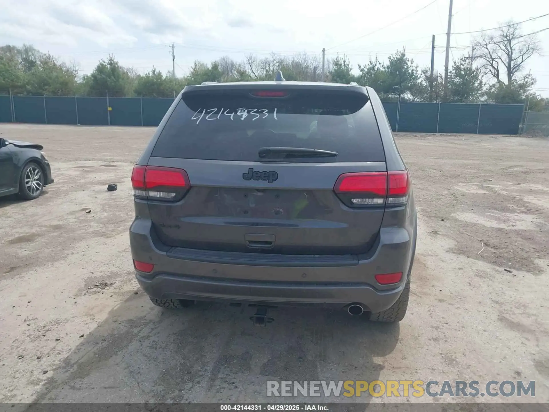 16 Photograph of a damaged car 1C4RJFAG8KC666043 JEEP GRAND CHEROKEE 2019