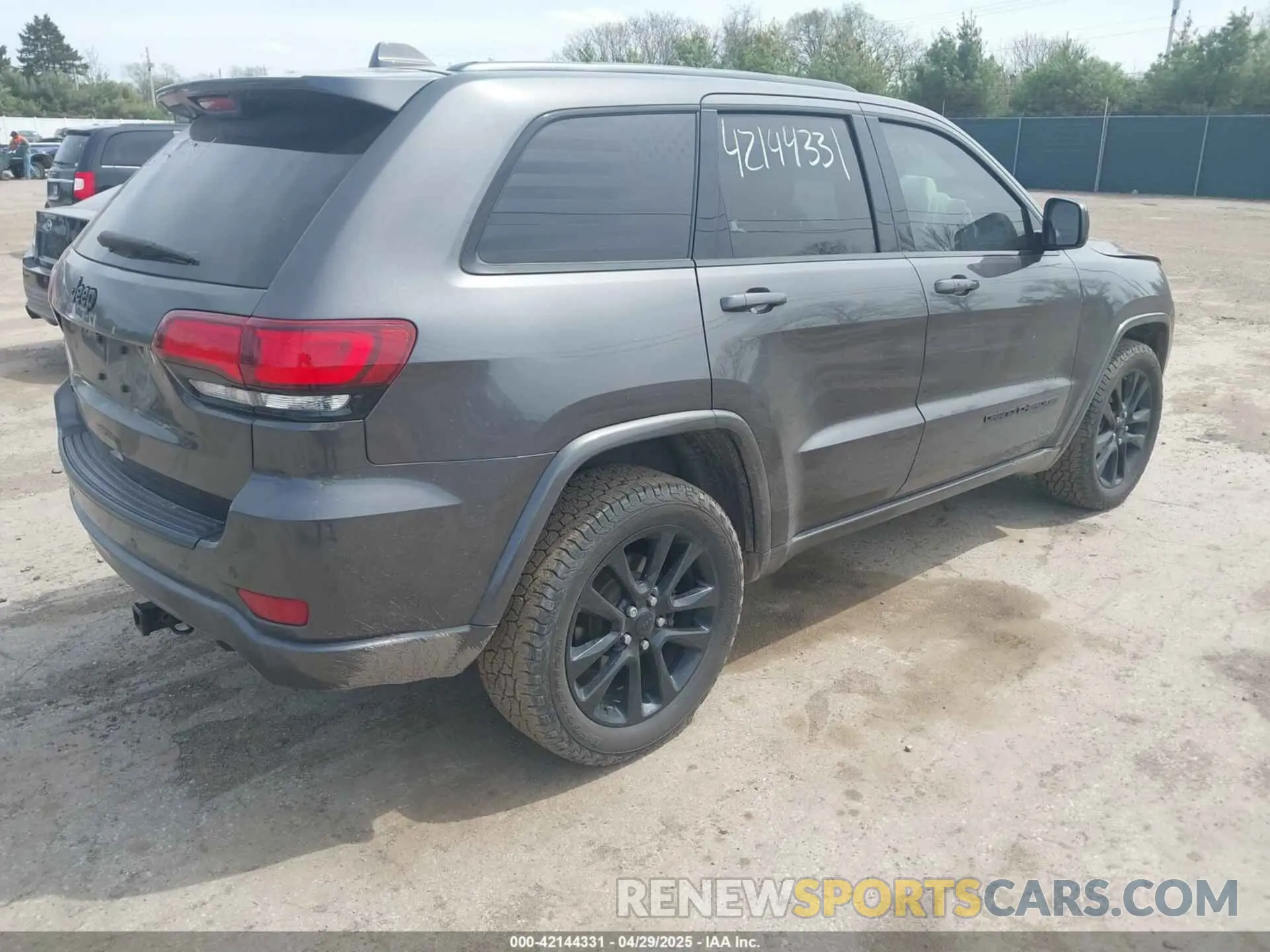 4 Photograph of a damaged car 1C4RJFAG8KC666043 JEEP GRAND CHEROKEE 2019