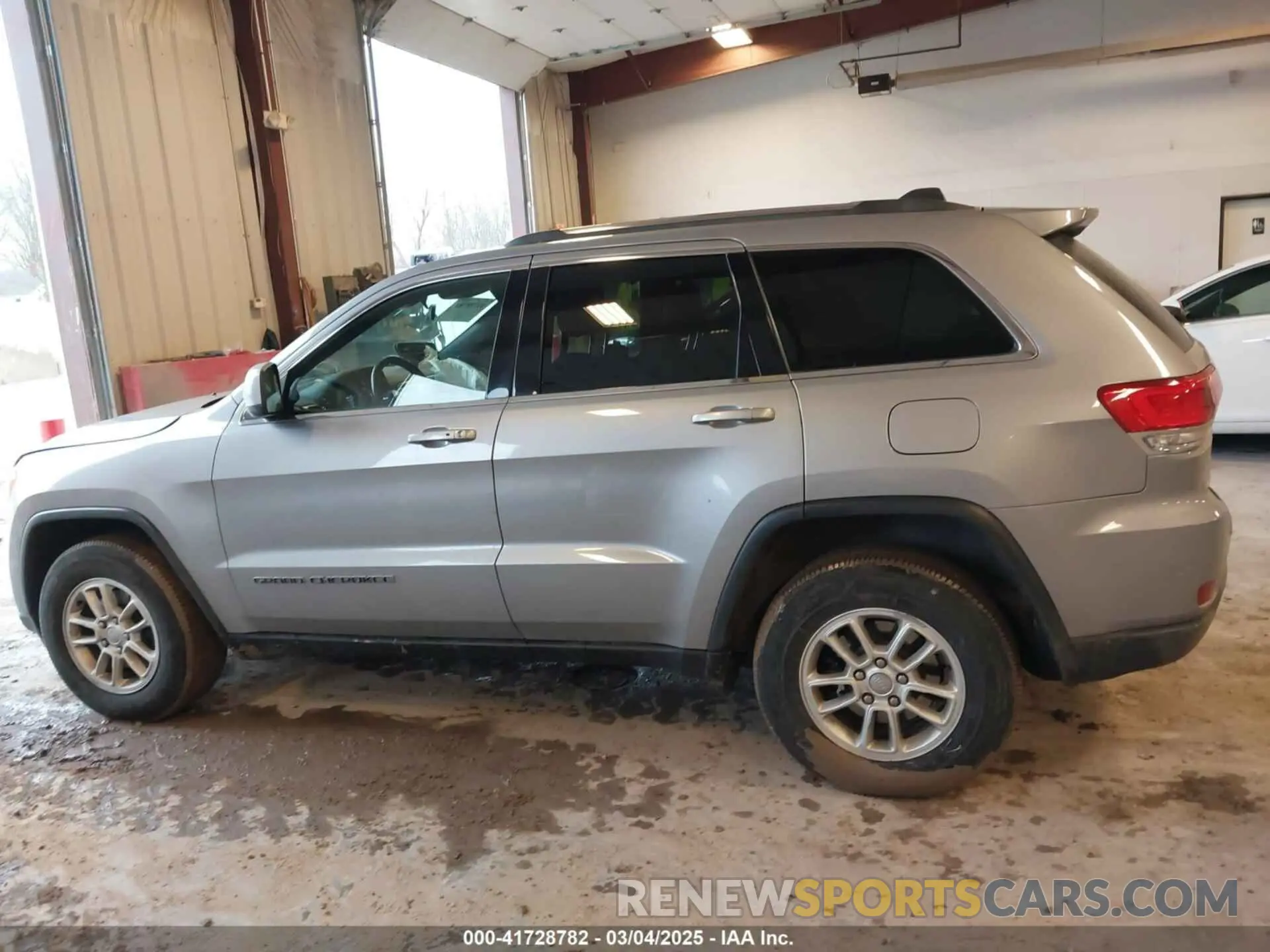 14 Photograph of a damaged car 1C4RJFAG8KC823814 JEEP GRAND CHEROKEE 2019