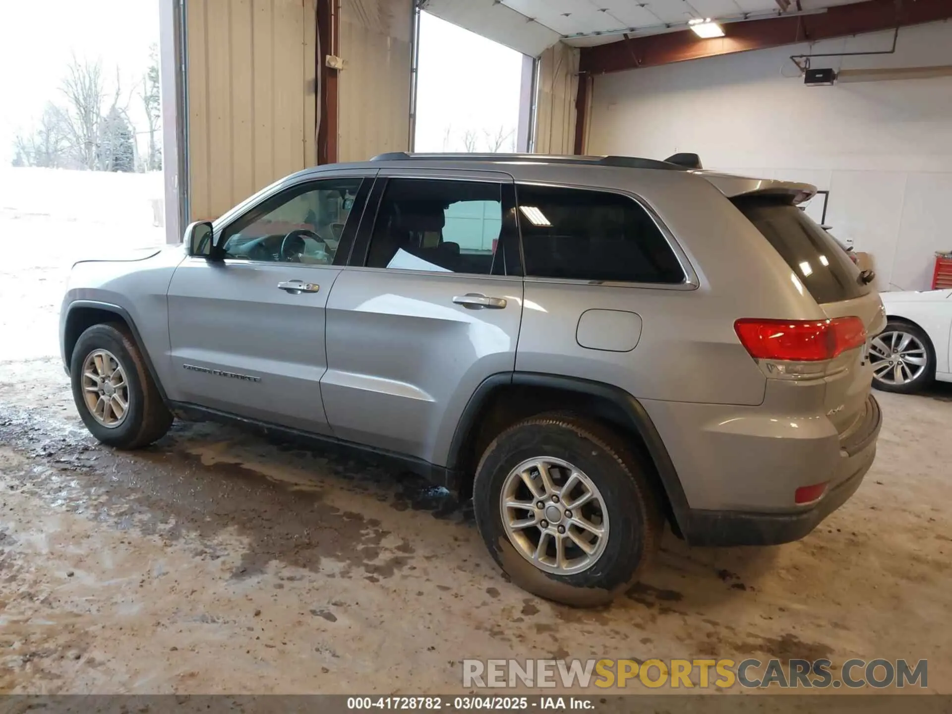 3 Photograph of a damaged car 1C4RJFAG8KC823814 JEEP GRAND CHEROKEE 2019