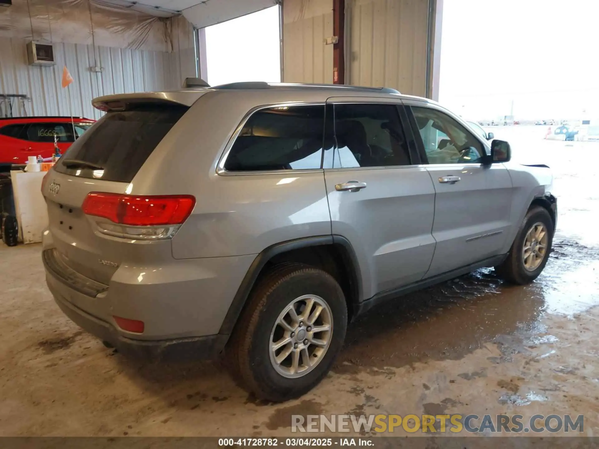 4 Photograph of a damaged car 1C4RJFAG8KC823814 JEEP GRAND CHEROKEE 2019