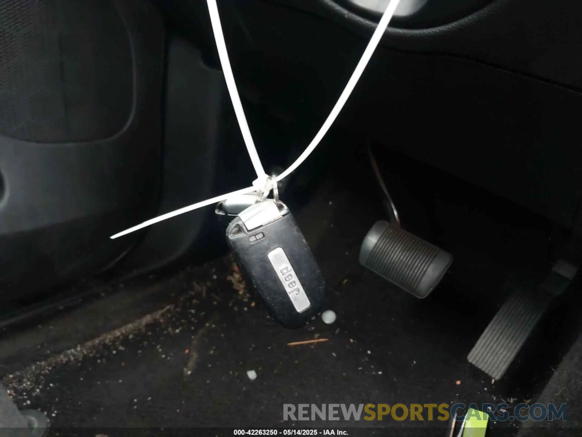 11 Photograph of a damaged car 1C4RJFAG9KC579011 JEEP GRAND CHEROKEE 2019