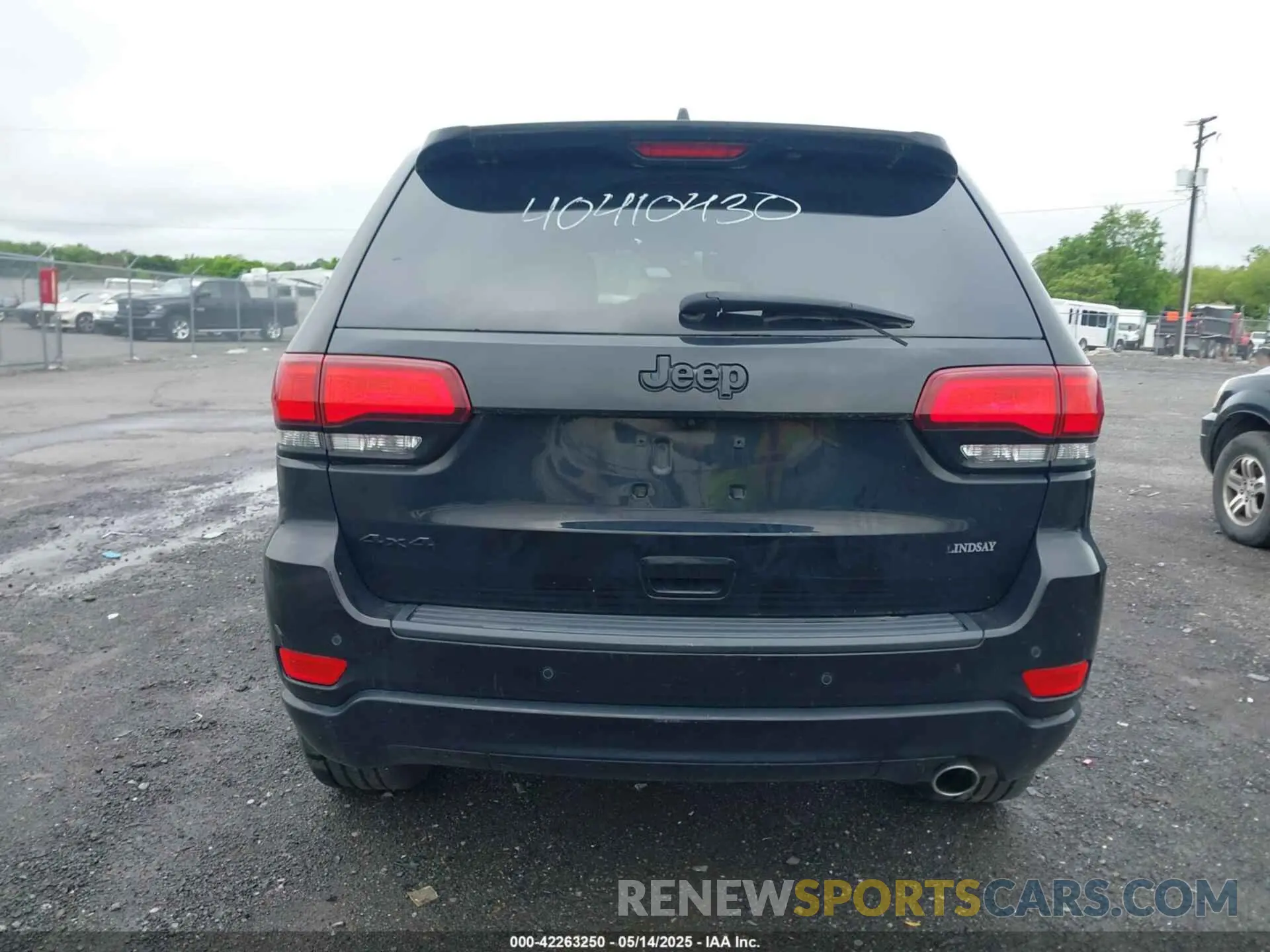 16 Photograph of a damaged car 1C4RJFAG9KC579011 JEEP GRAND CHEROKEE 2019