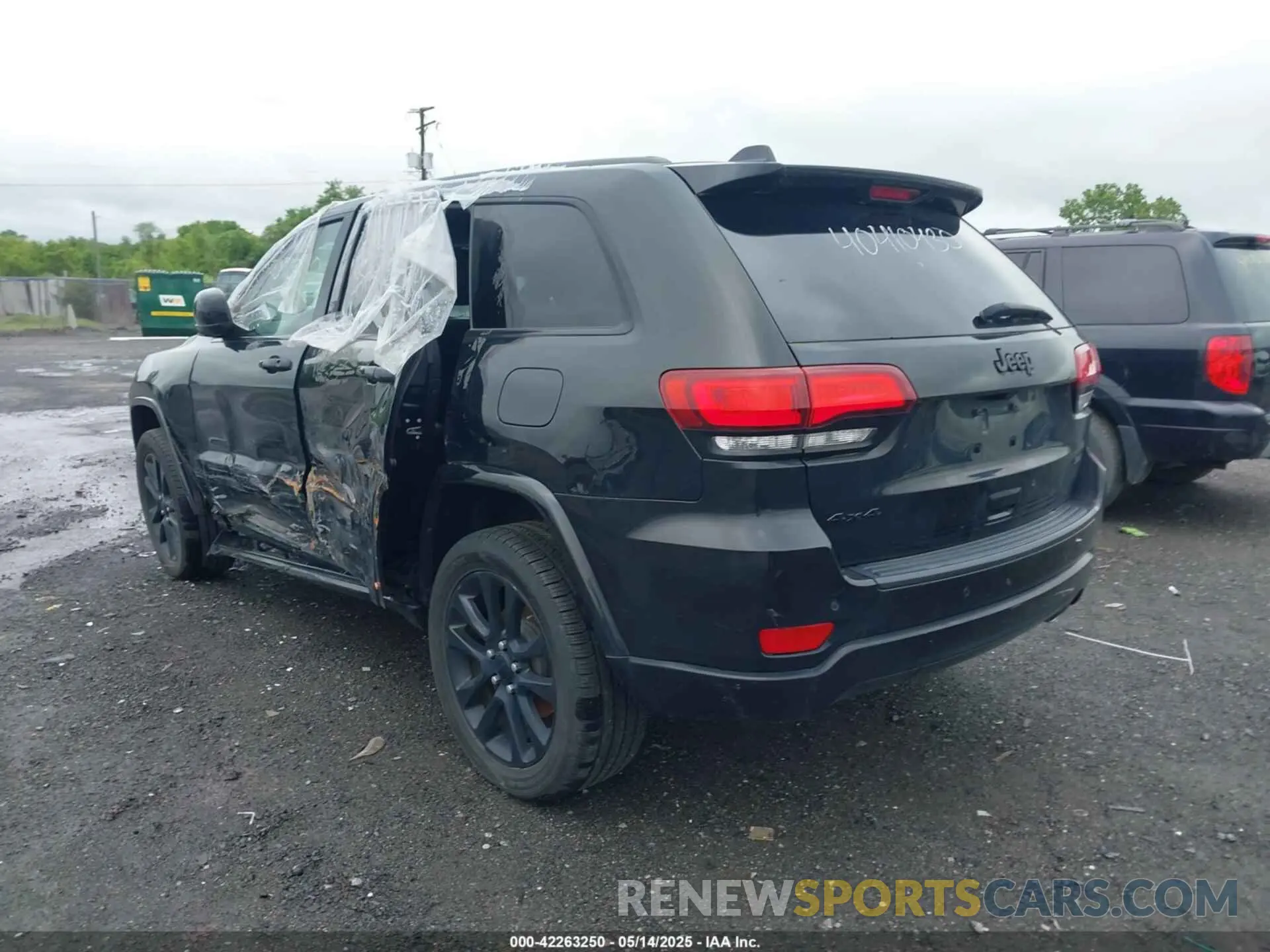 3 Photograph of a damaged car 1C4RJFAG9KC579011 JEEP GRAND CHEROKEE 2019