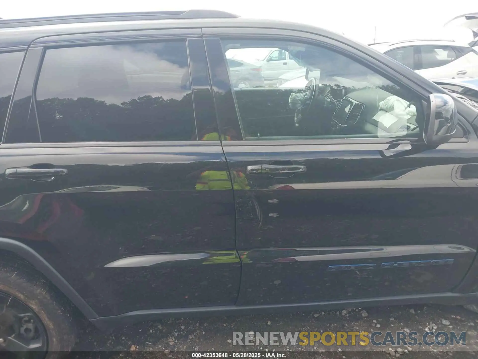 13 Photograph of a damaged car 1C4RJFAGXKC640365 JEEP GRAND CHEROKEE 2019