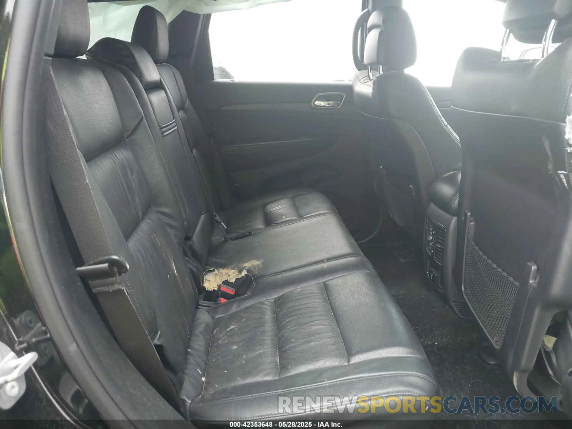 8 Photograph of a damaged car 1C4RJFAGXKC640365 JEEP GRAND CHEROKEE 2019