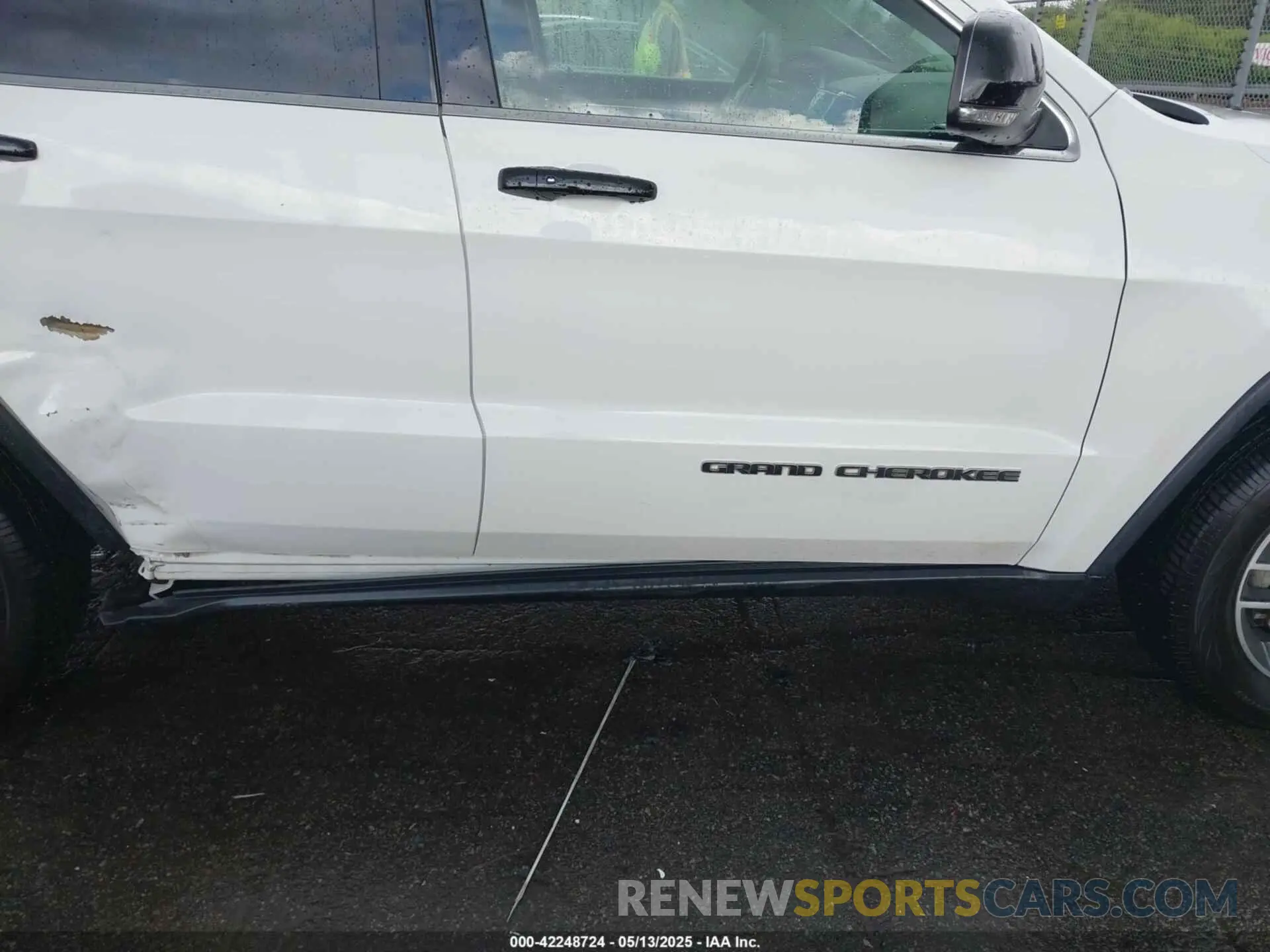 17 Photograph of a damaged car 1C4RJFBG0KC665497 JEEP GRAND CHEROKEE 2019