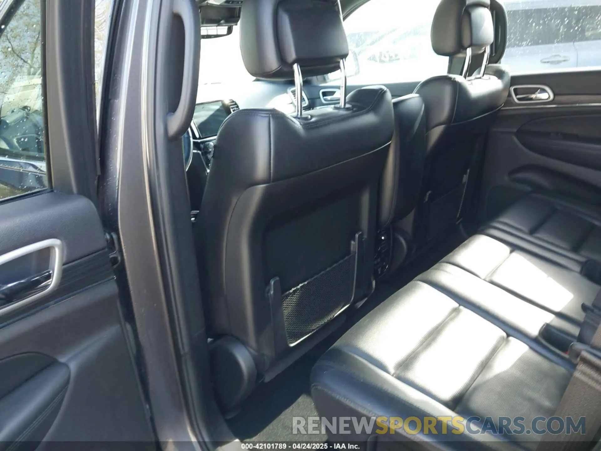 8 Photograph of a damaged car 1C4RJFBG0KC741154 JEEP GRAND CHEROKEE 2019