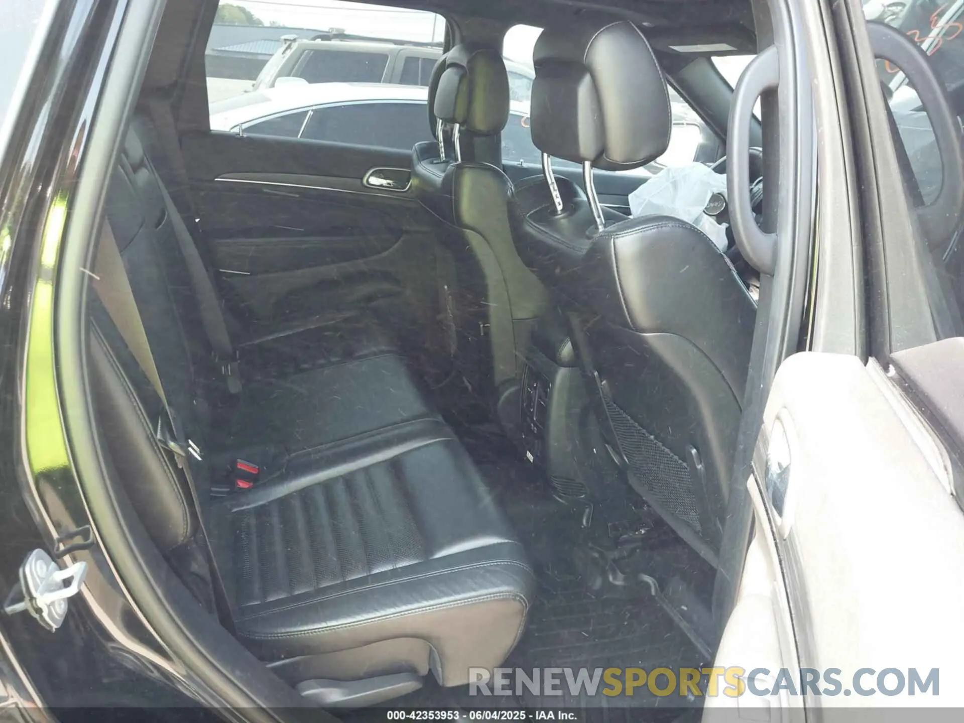 8 Photograph of a damaged car 1C4RJFBG0KC807816 JEEP GRAND CHEROKEE 2019