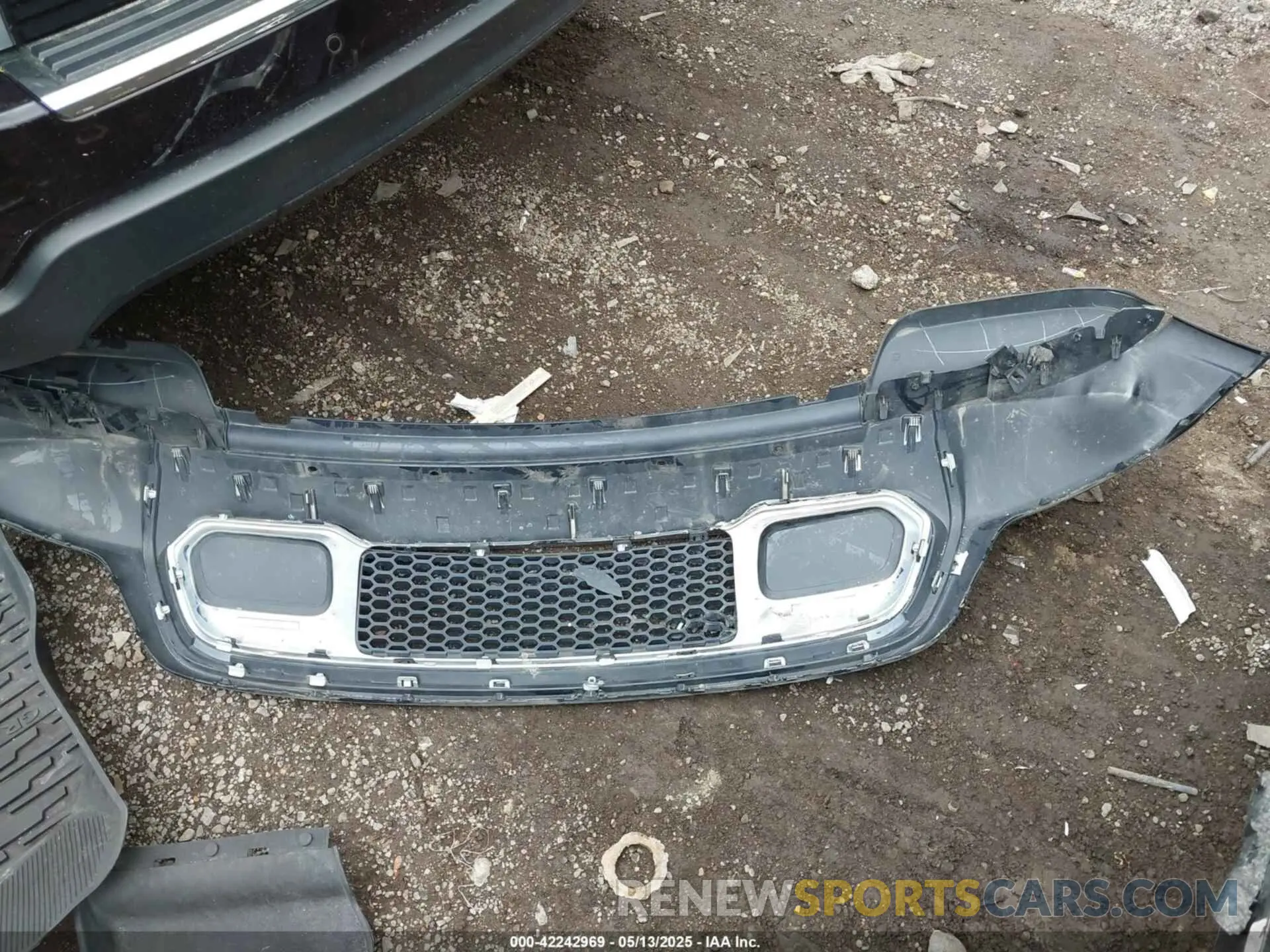 12 Photograph of a damaged car 1C4RJFBG1KC772977 JEEP GRAND CHEROKEE 2019