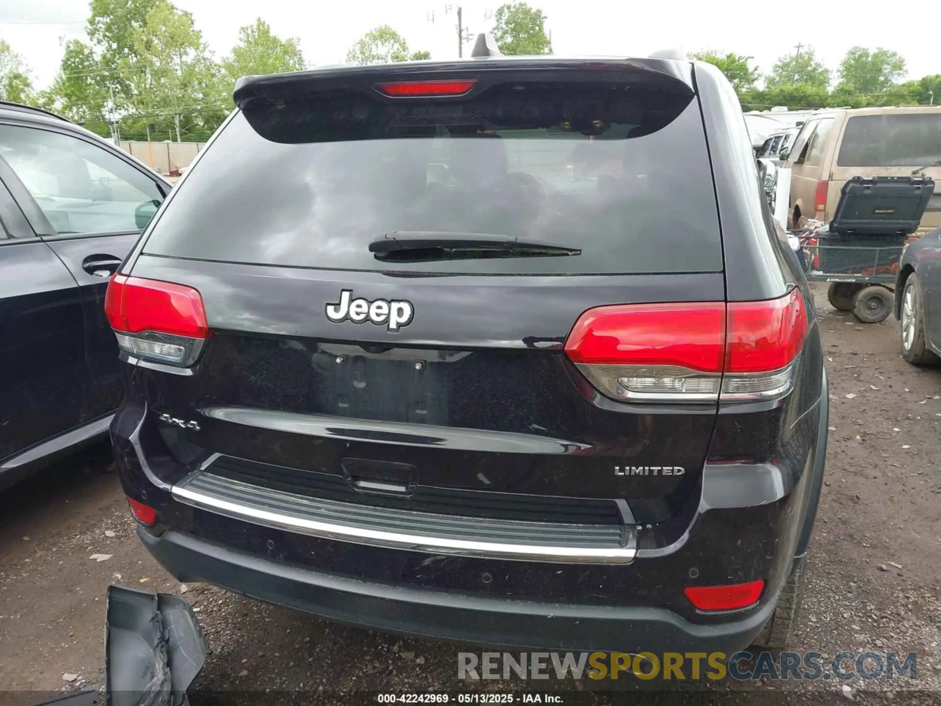 17 Photograph of a damaged car 1C4RJFBG1KC772977 JEEP GRAND CHEROKEE 2019