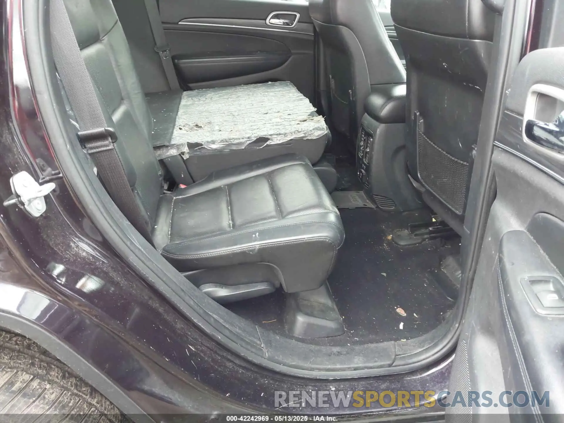 8 Photograph of a damaged car 1C4RJFBG1KC772977 JEEP GRAND CHEROKEE 2019