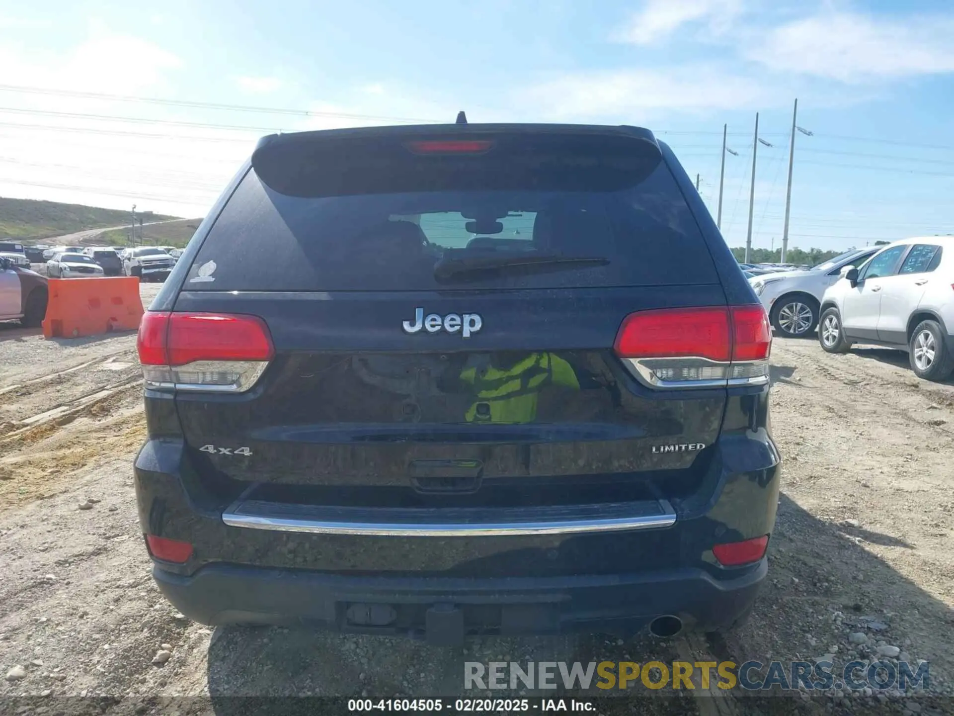 17 Photograph of a damaged car 1C4RJFBG4KC538736 JEEP GRAND CHEROKEE 2019