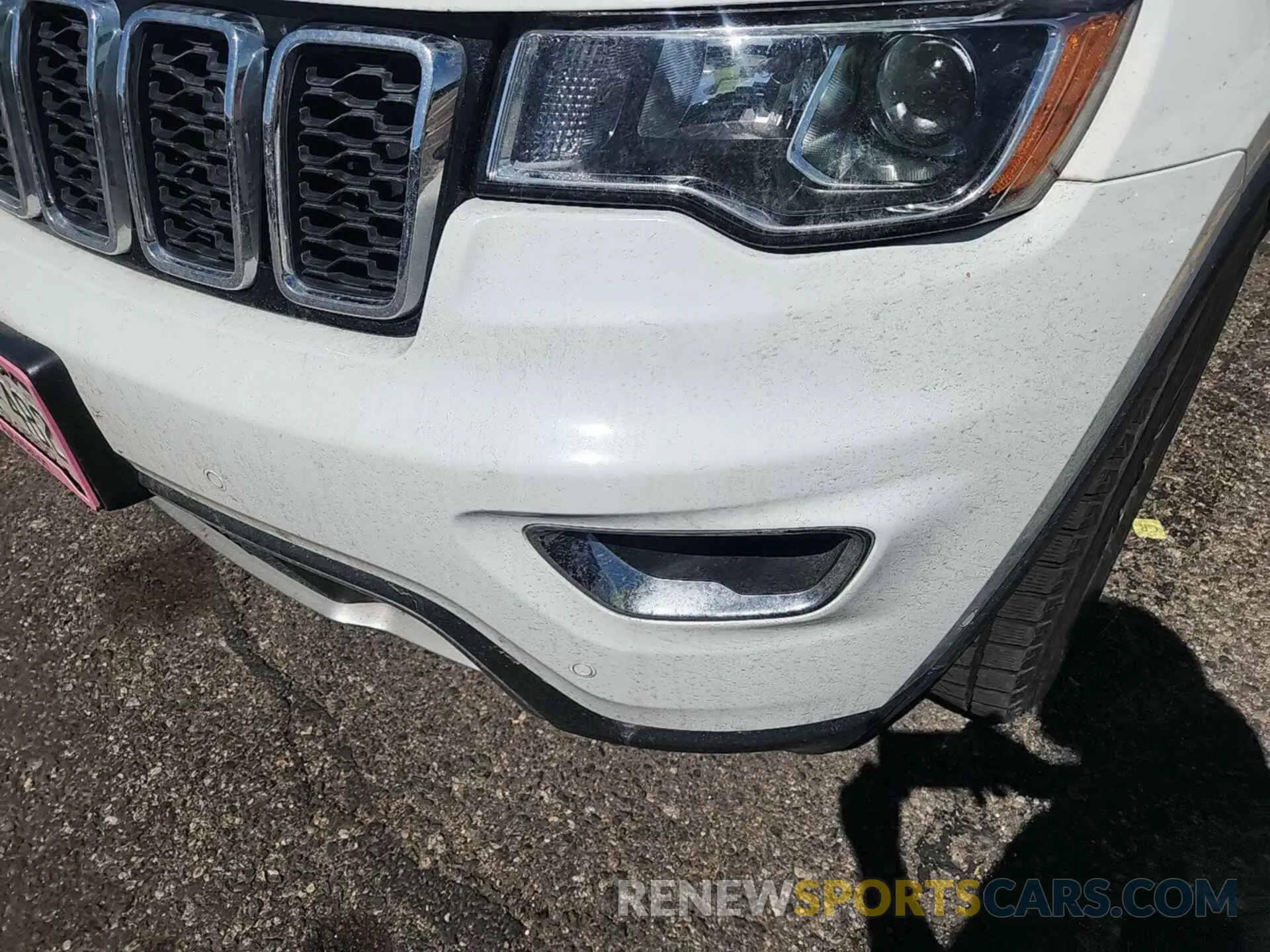 18 Photograph of a damaged car 1C4RJFBG4KC739343 JEEP GRAND CHEROKEE 2019