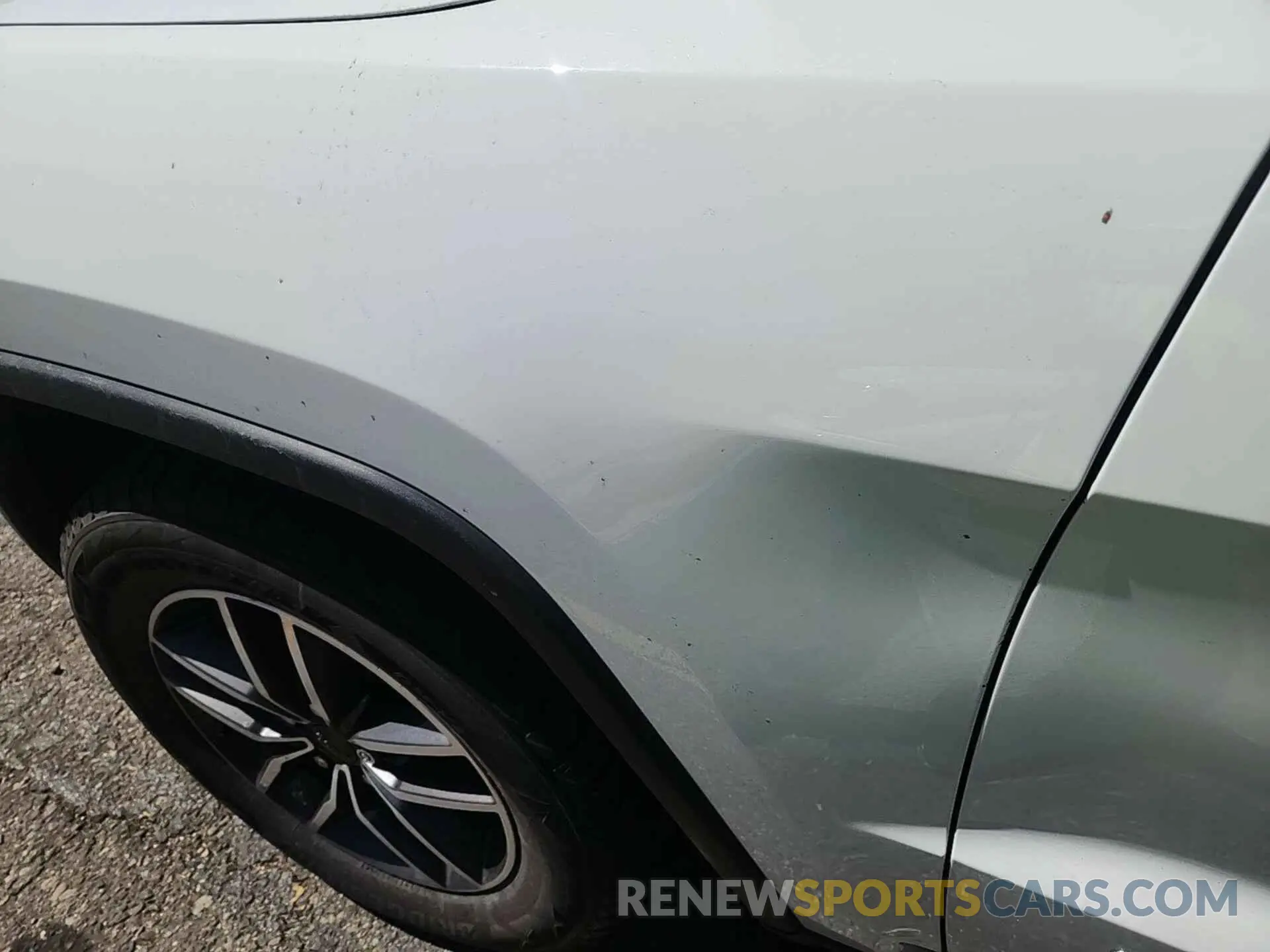 4 Photograph of a damaged car 1C4RJFBG4KC739343 JEEP GRAND CHEROKEE 2019