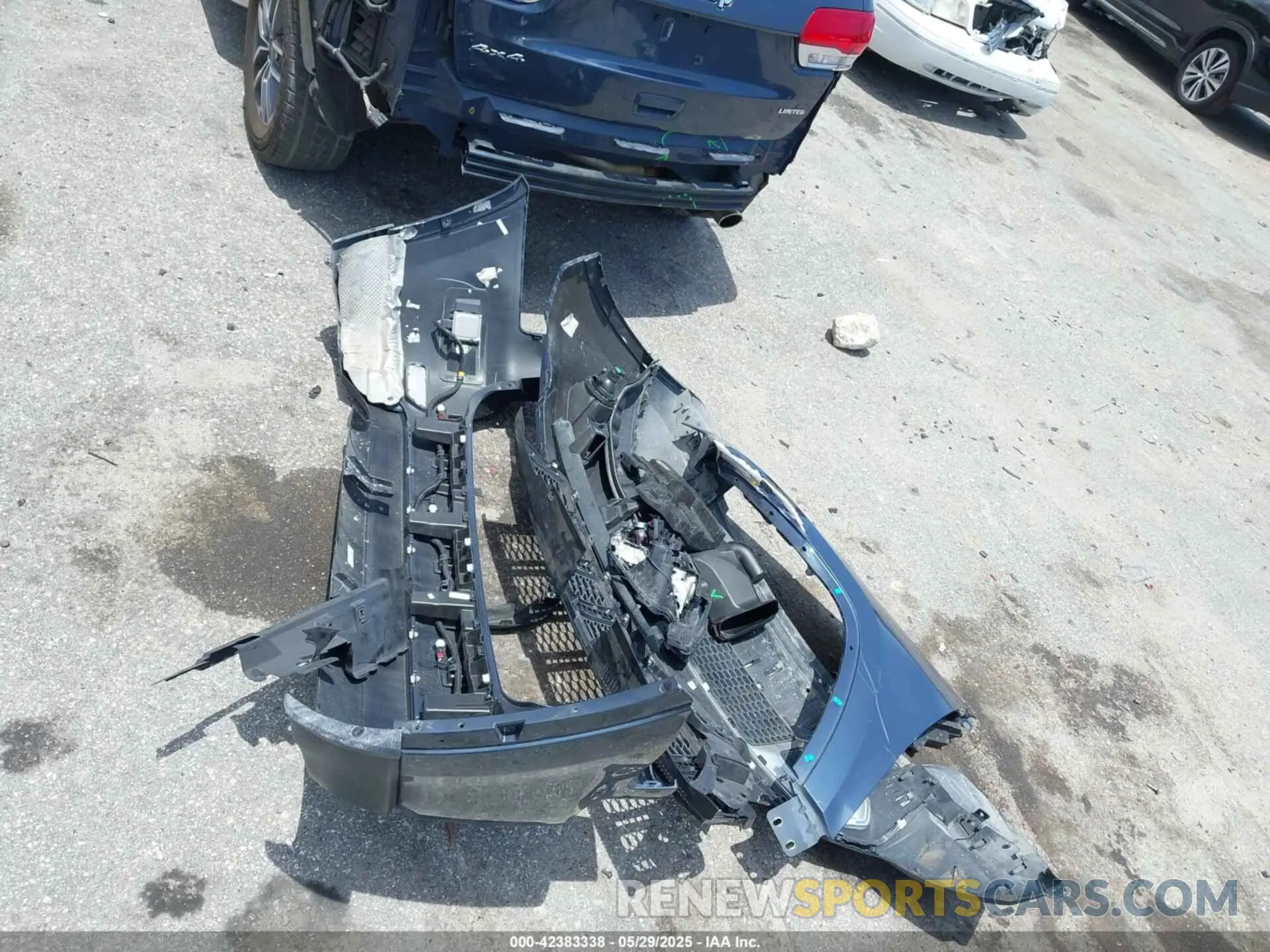 12 Photograph of a damaged car 1C4RJFBG4KC815739 JEEP GRAND CHEROKEE 2019