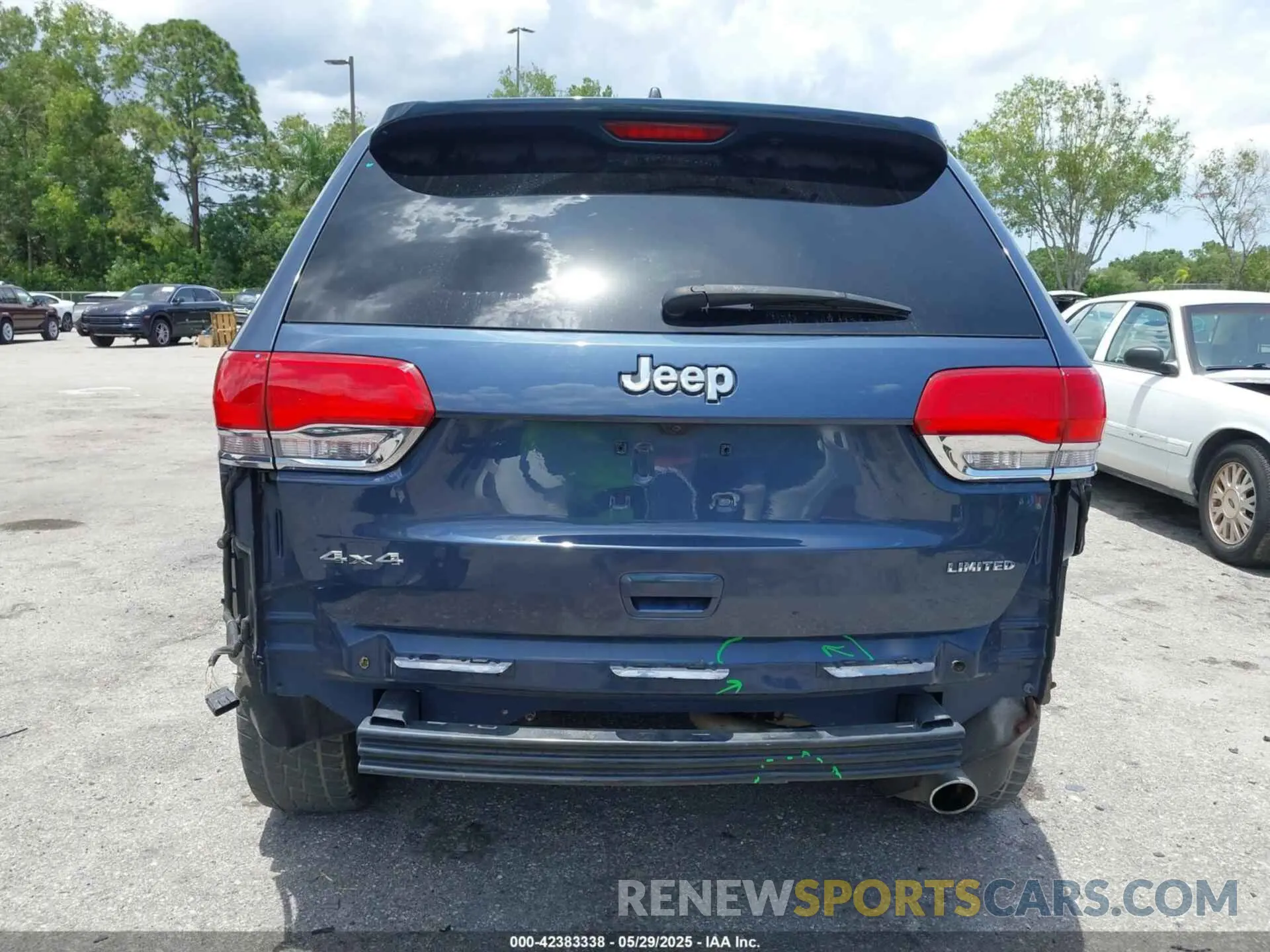 17 Photograph of a damaged car 1C4RJFBG4KC815739 JEEP GRAND CHEROKEE 2019