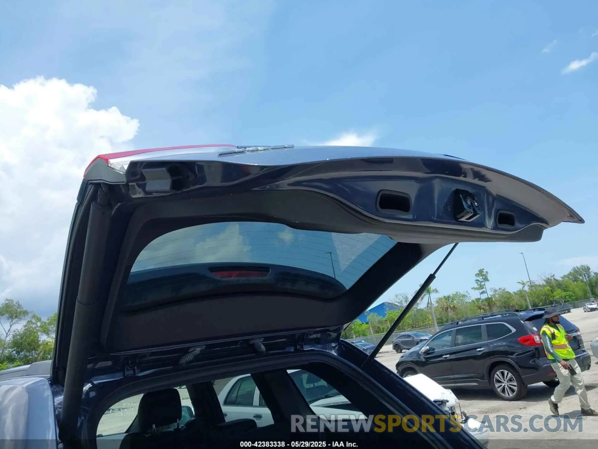 18 Photograph of a damaged car 1C4RJFBG4KC815739 JEEP GRAND CHEROKEE 2019