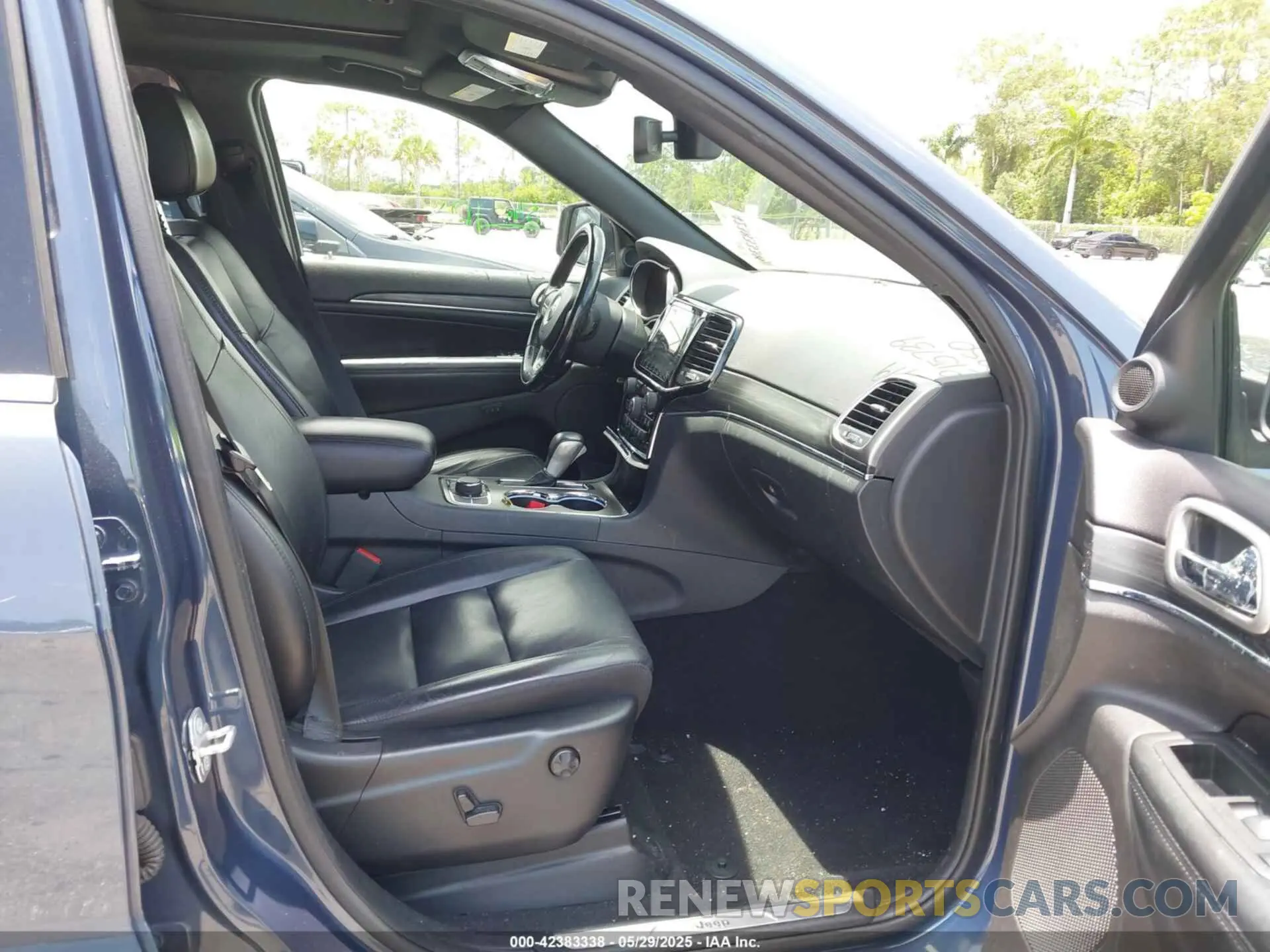 5 Photograph of a damaged car 1C4RJFBG4KC815739 JEEP GRAND CHEROKEE 2019