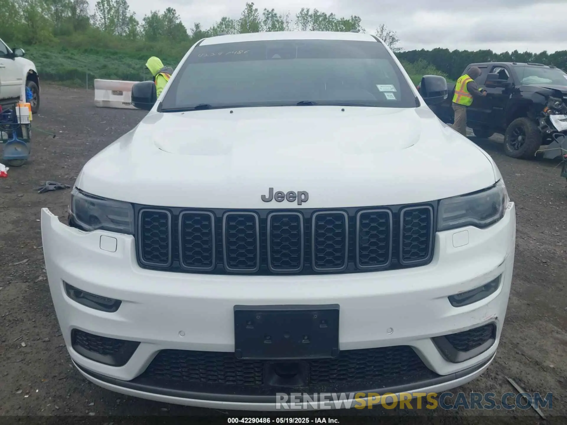 12 Photograph of a damaged car 1C4RJFBG5KC539670 JEEP GRAND CHEROKEE 2019