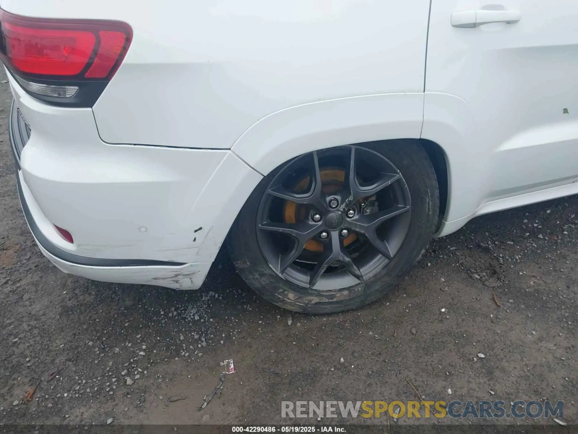 17 Photograph of a damaged car 1C4RJFBG5KC539670 JEEP GRAND CHEROKEE 2019
