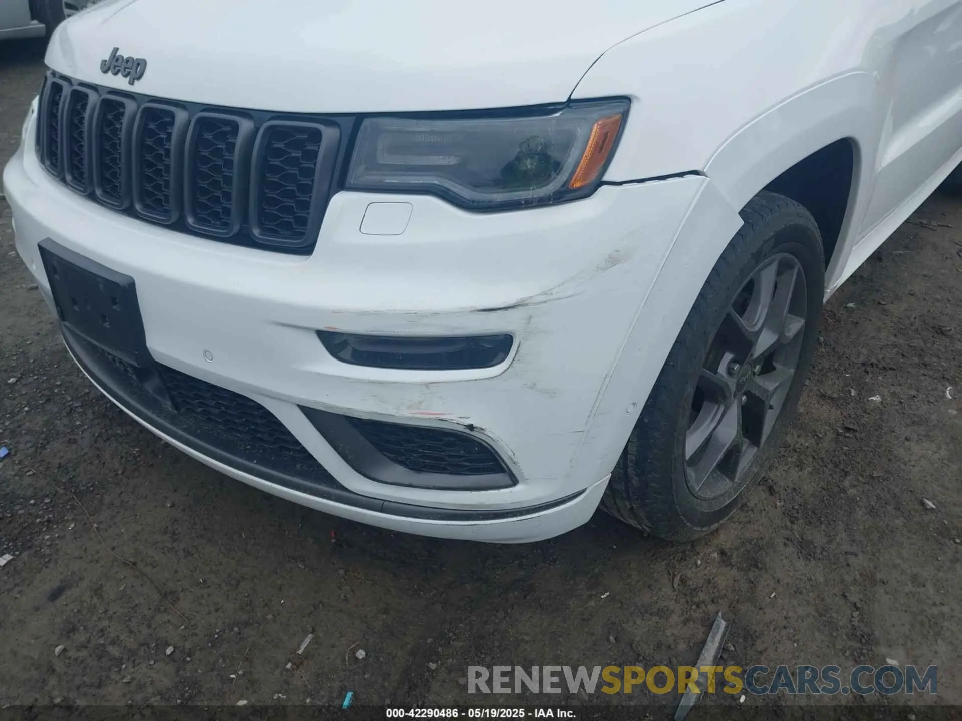 18 Photograph of a damaged car 1C4RJFBG5KC539670 JEEP GRAND CHEROKEE 2019