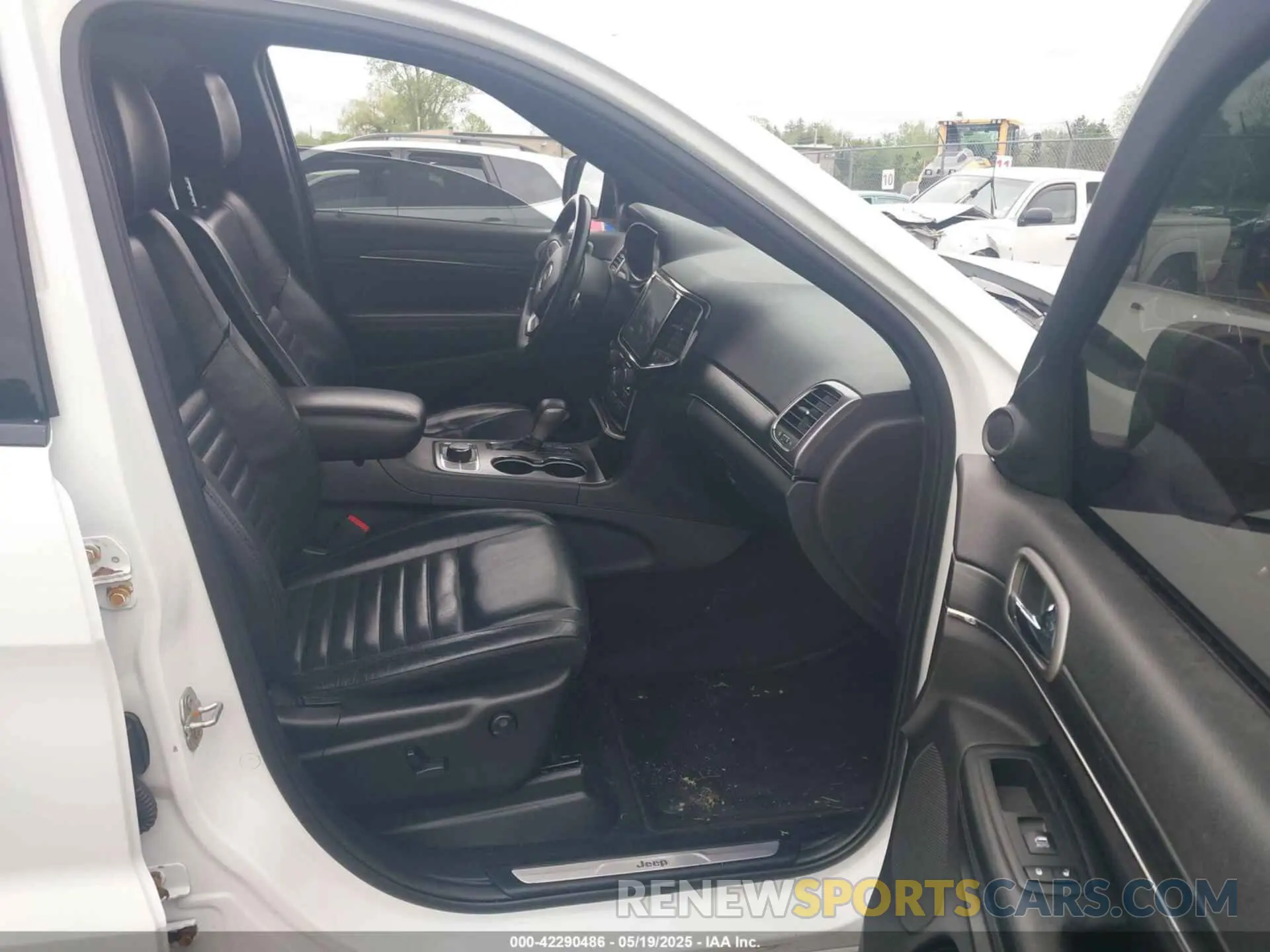5 Photograph of a damaged car 1C4RJFBG5KC539670 JEEP GRAND CHEROKEE 2019