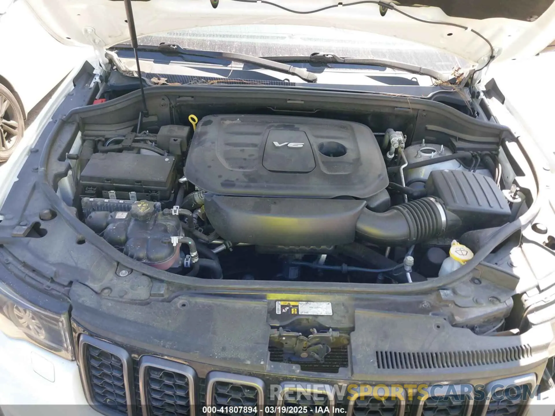 10 Photograph of a damaged car 1C4RJFBG5KC628106 JEEP GRAND CHEROKEE 2019