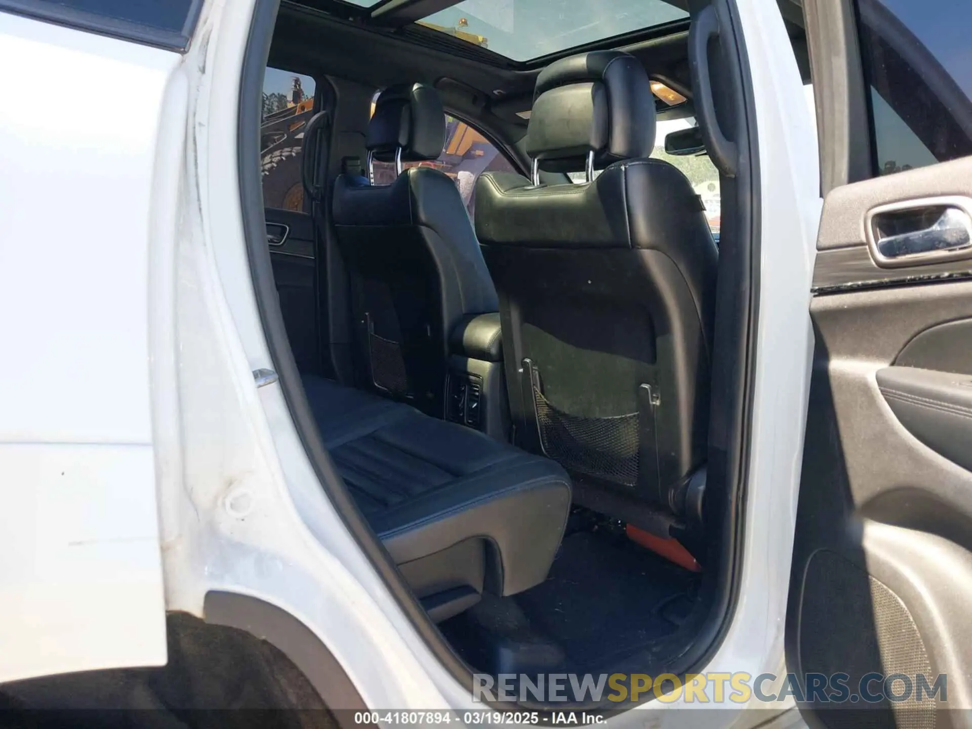 8 Photograph of a damaged car 1C4RJFBG5KC628106 JEEP GRAND CHEROKEE 2019