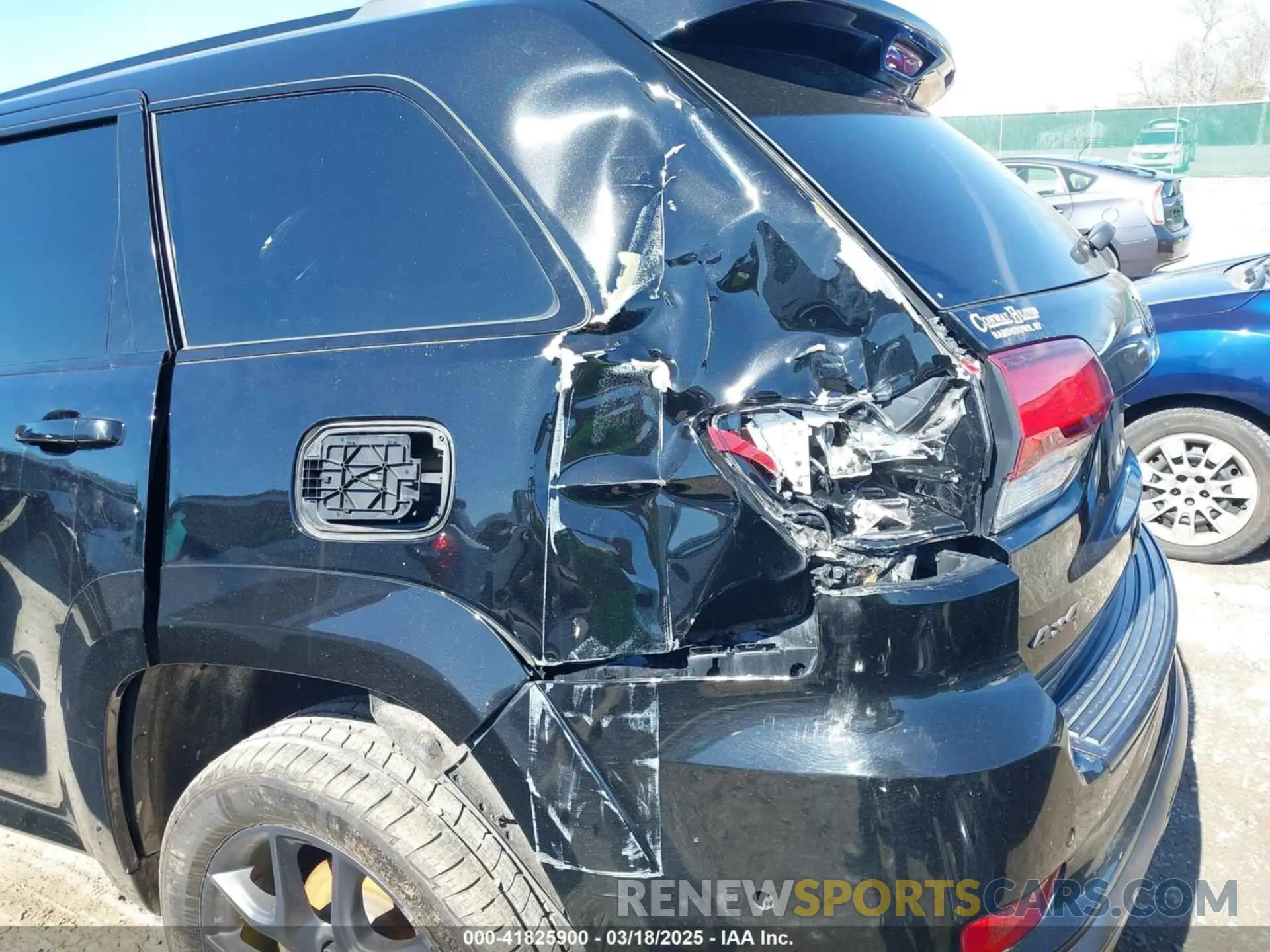 17 Photograph of a damaged car 1C4RJFBG5KC635749 JEEP GRAND CHEROKEE 2019