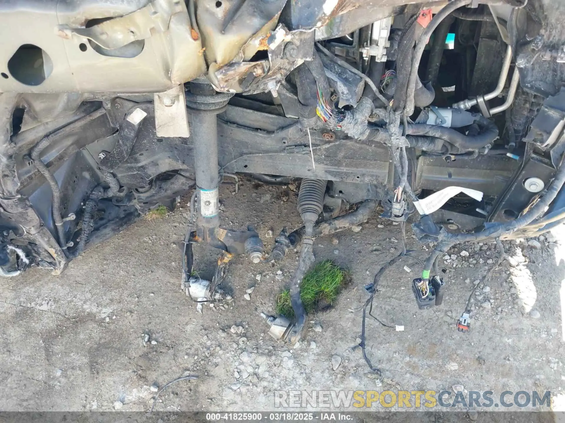 19 Photograph of a damaged car 1C4RJFBG5KC635749 JEEP GRAND CHEROKEE 2019